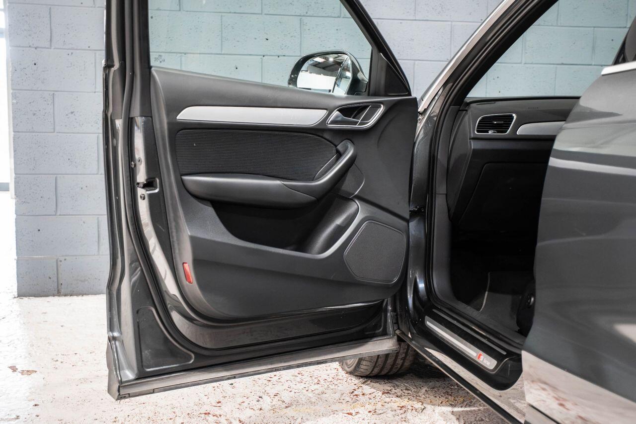 Audi Q3 view 15