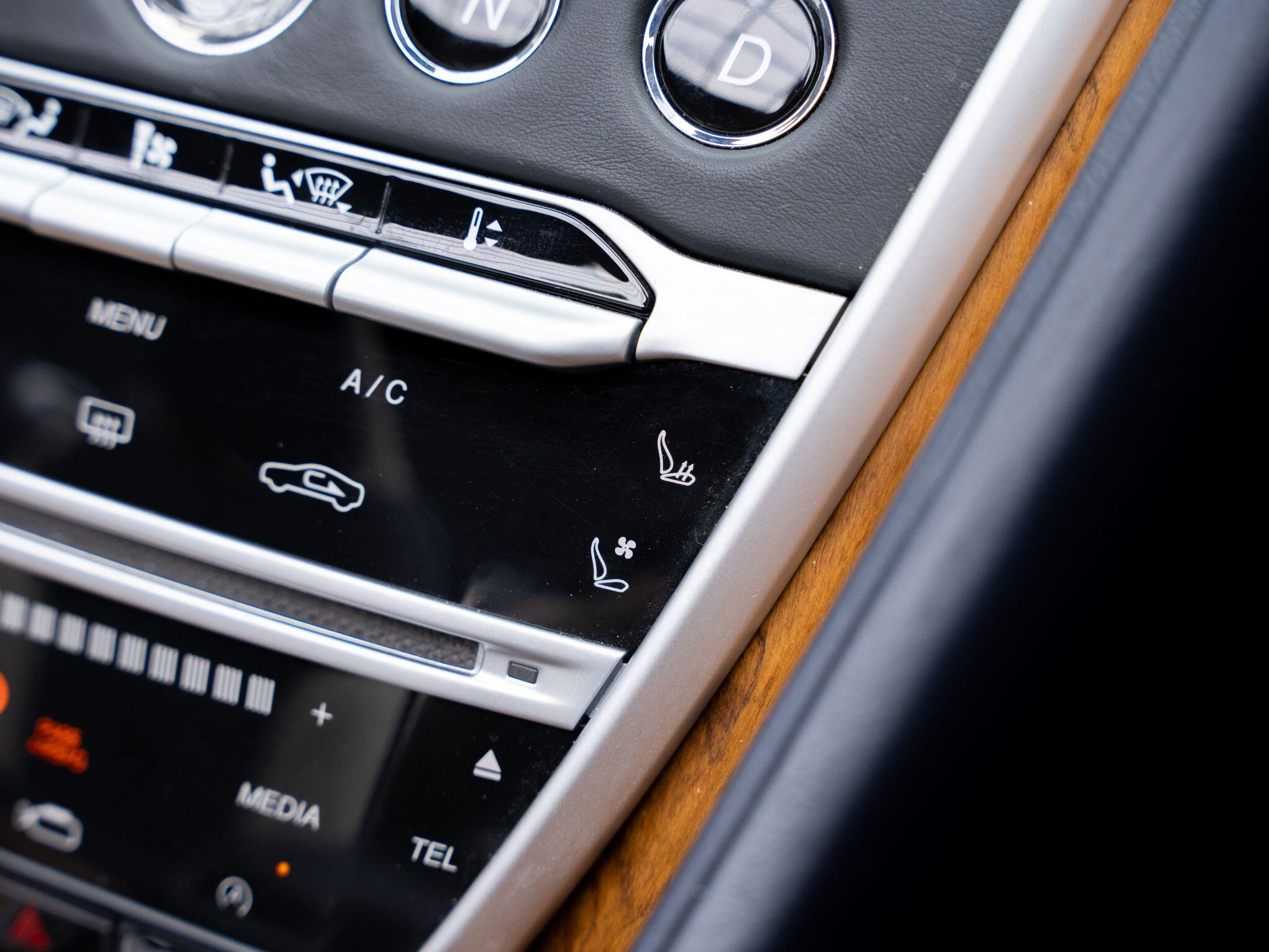 Aston Martin DB11 view 32