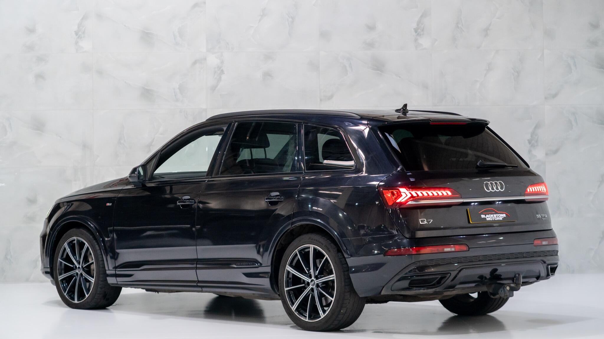 Audi Q7 view 4