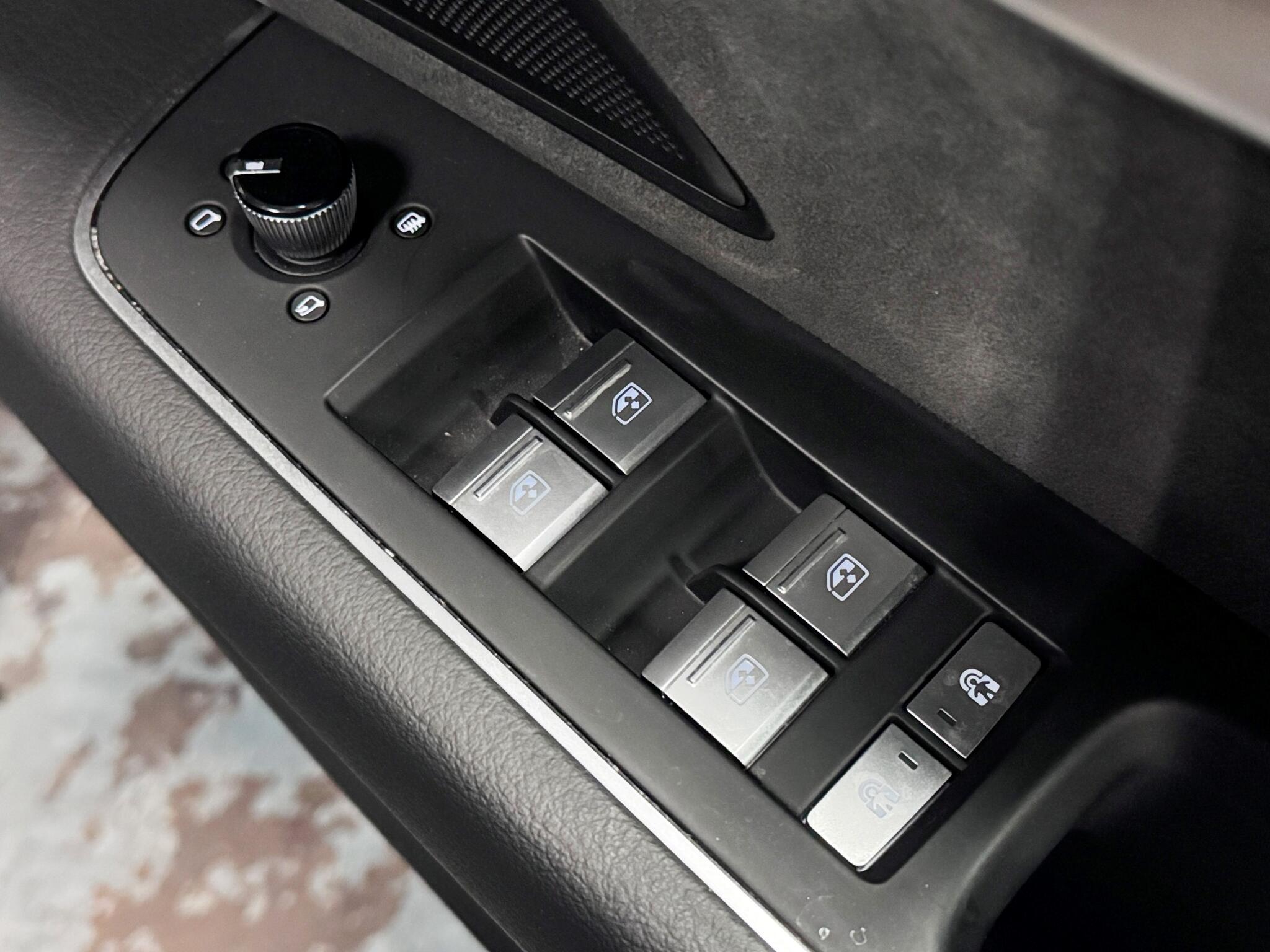 Audi A8 view 17