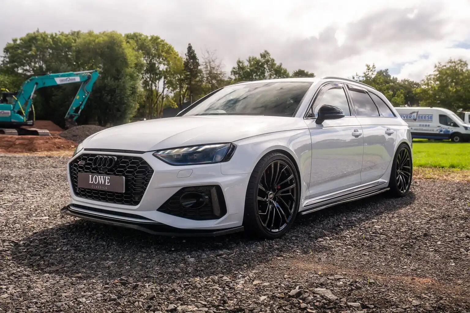 Audi RS4 Avant view 3