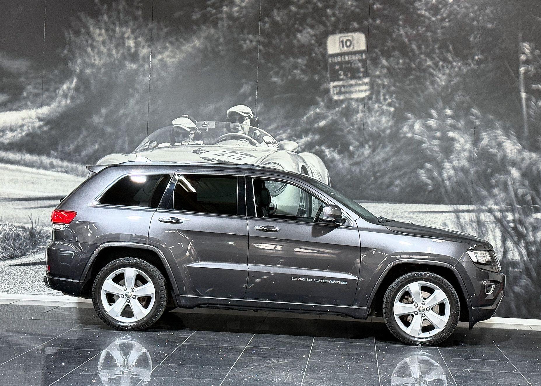 Jeep Grand Cherokee view 4