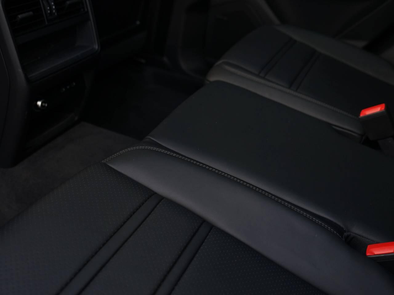 Porsche Cayenne view 30