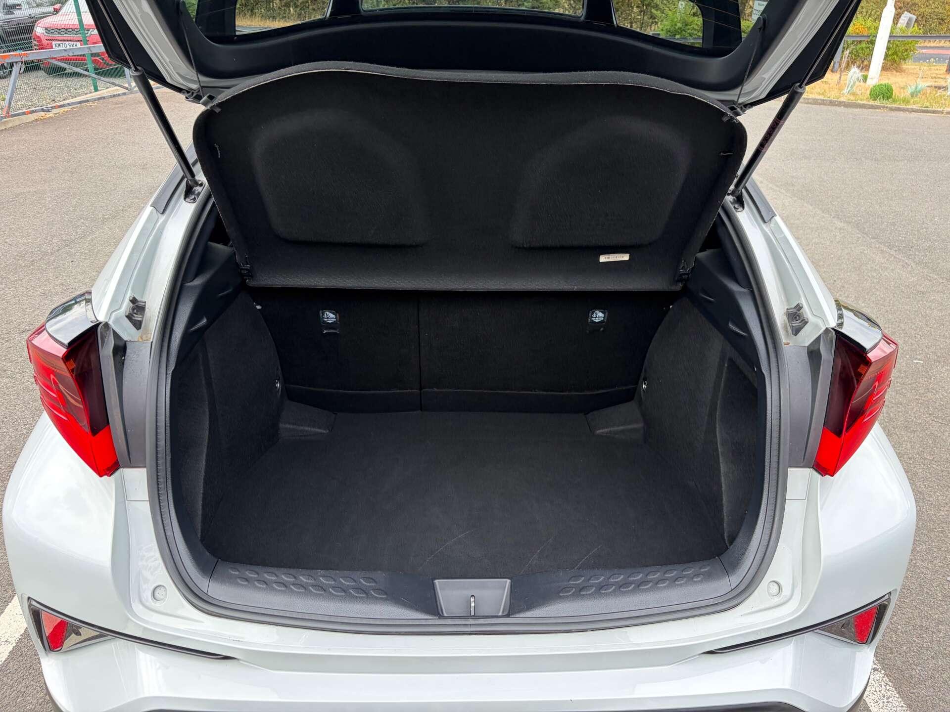 Toyota C-HR view 25