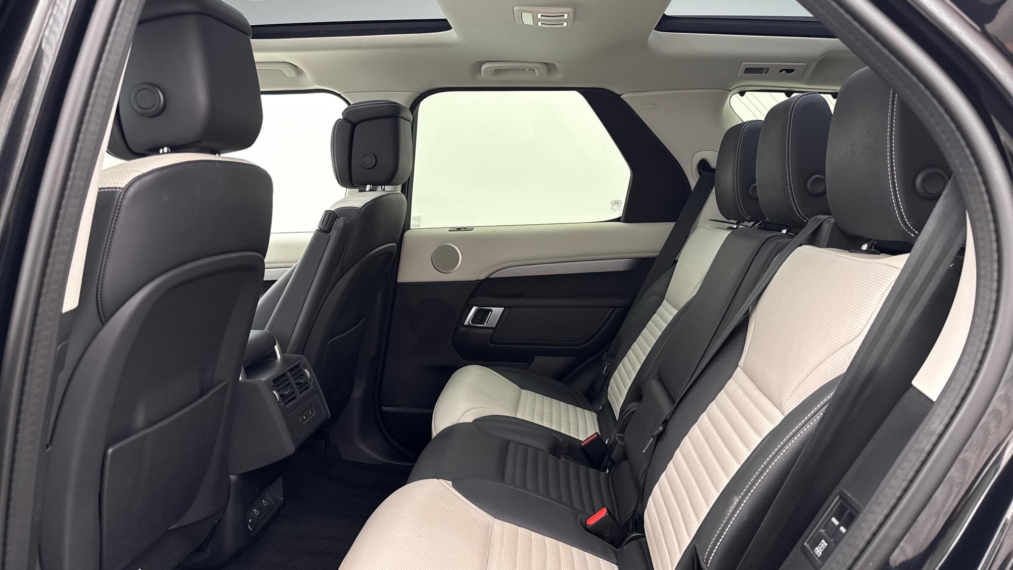 Land Rover Discovery view 4