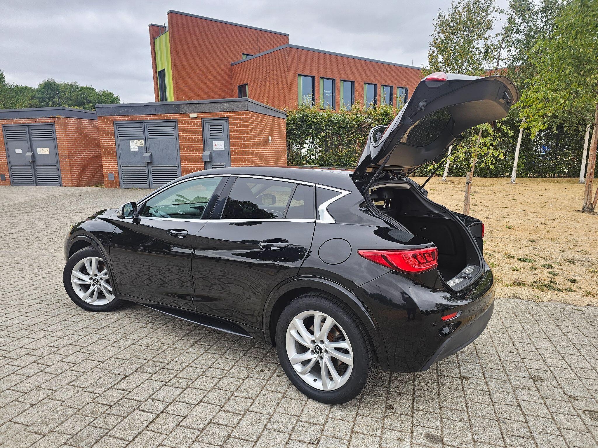 Infiniti Q30 view 36