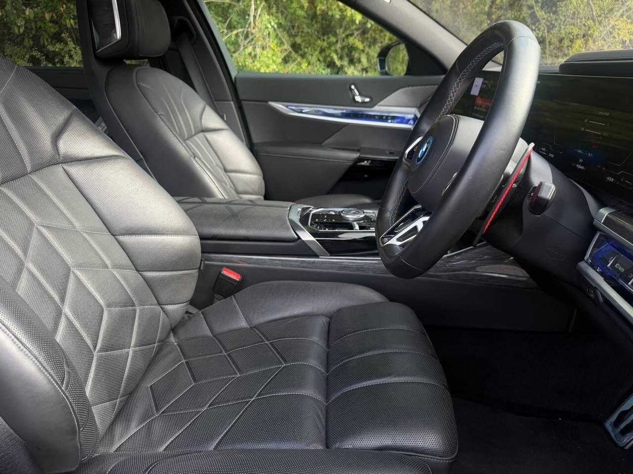 BMW 7 Series view 11
