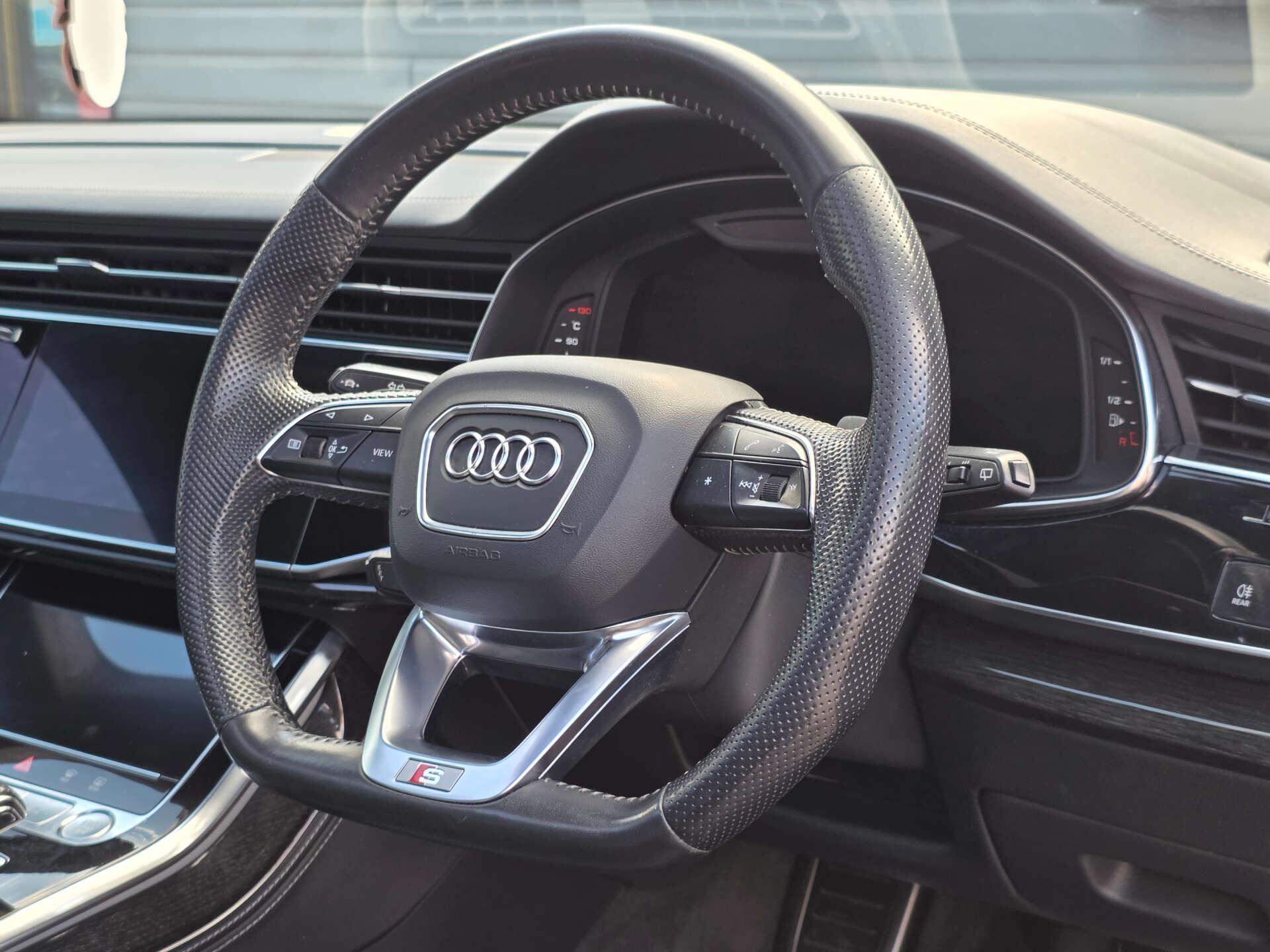 Audi Q8 view 14