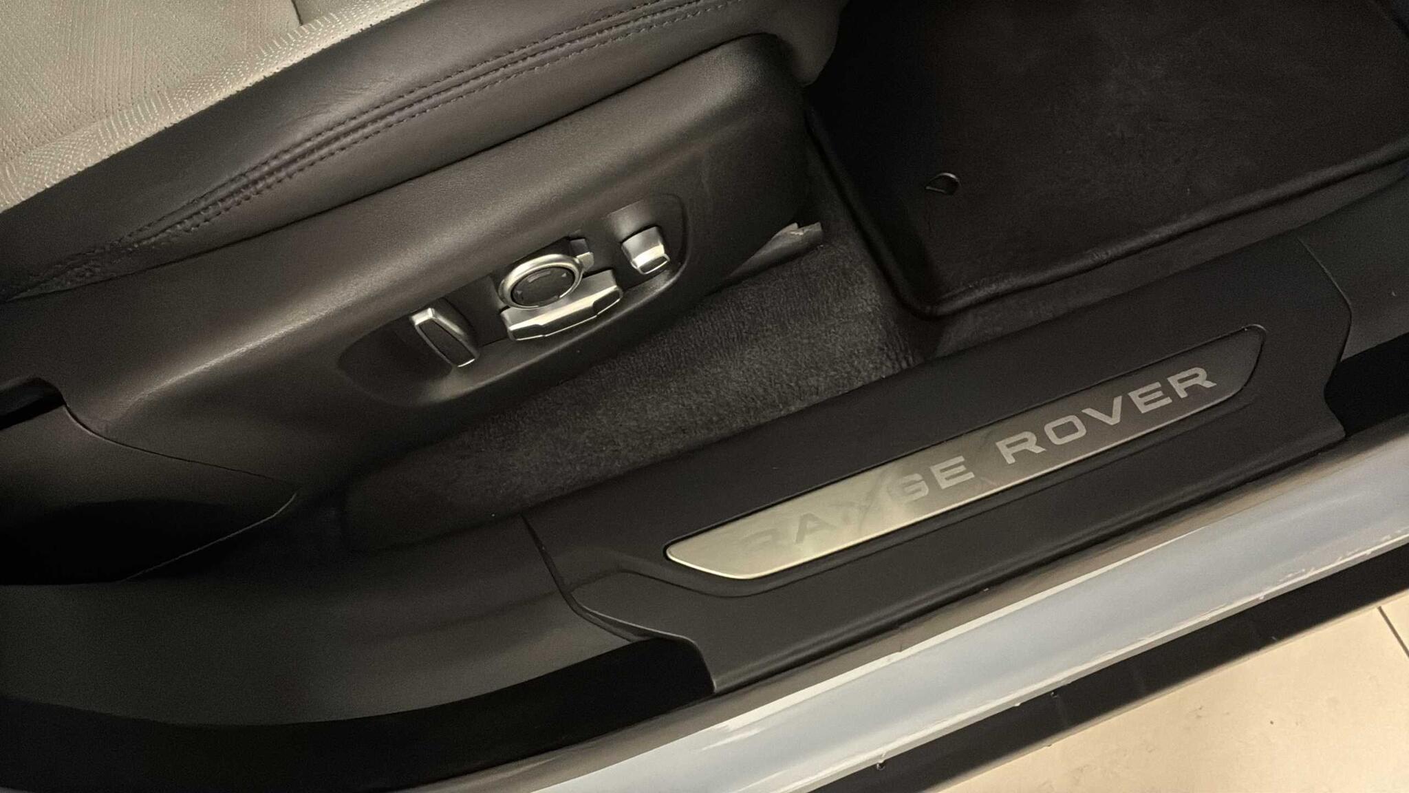 Land Rover Range Rover Velar view 34