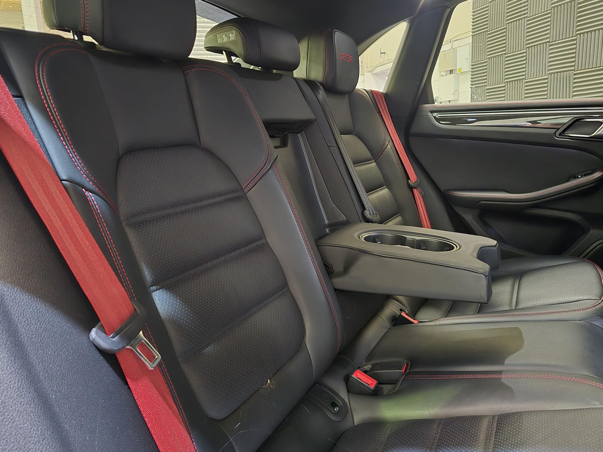 Porsche Macan view 12