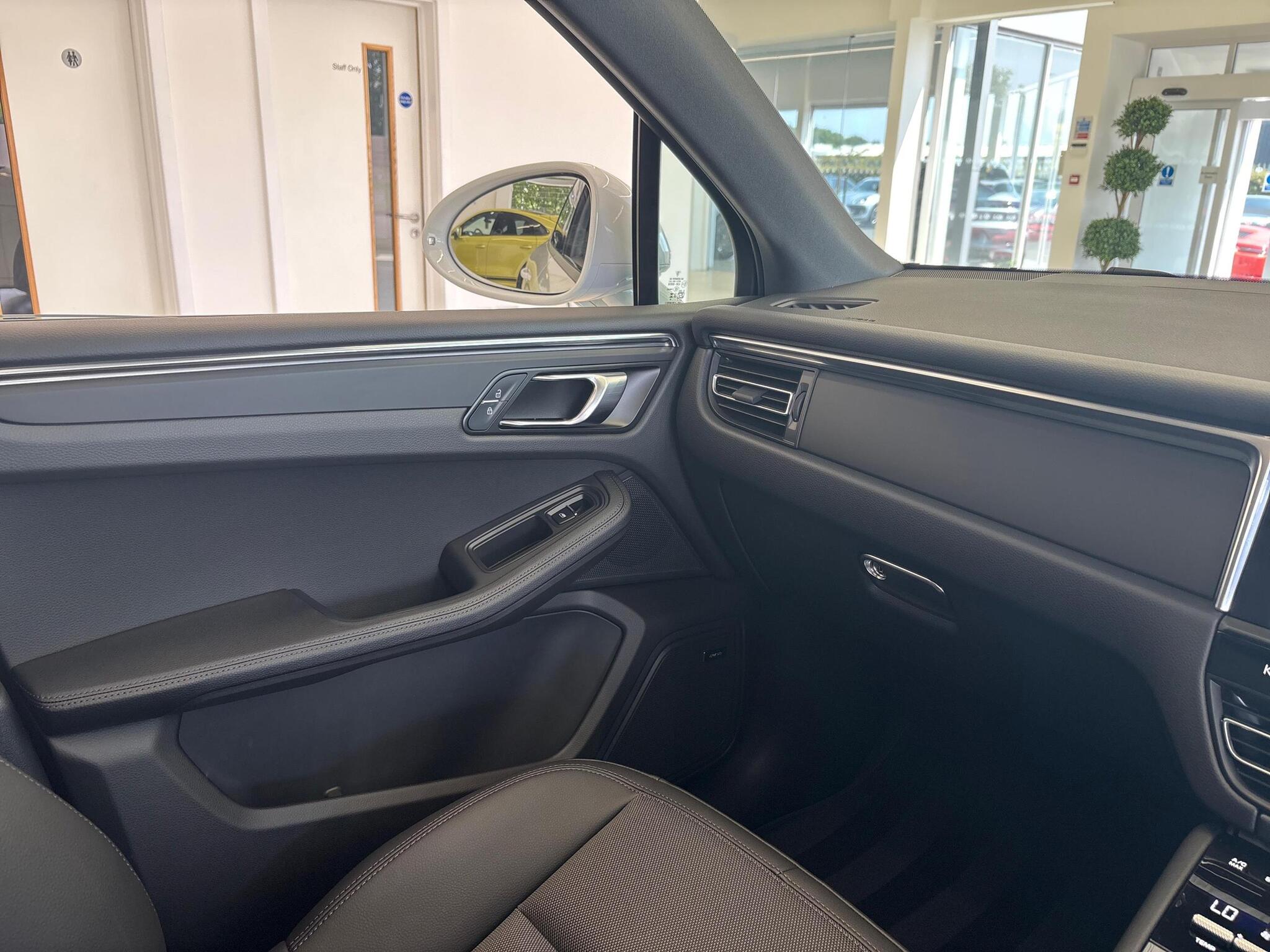 Porsche Macan view 44