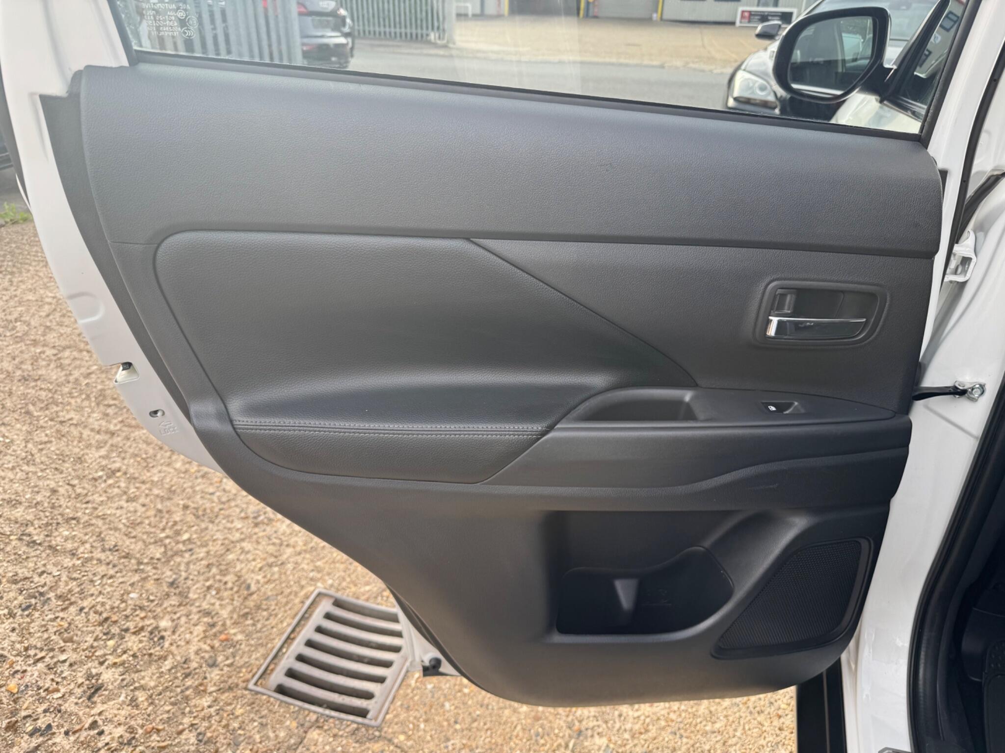 Mitsubishi Outlander view 32