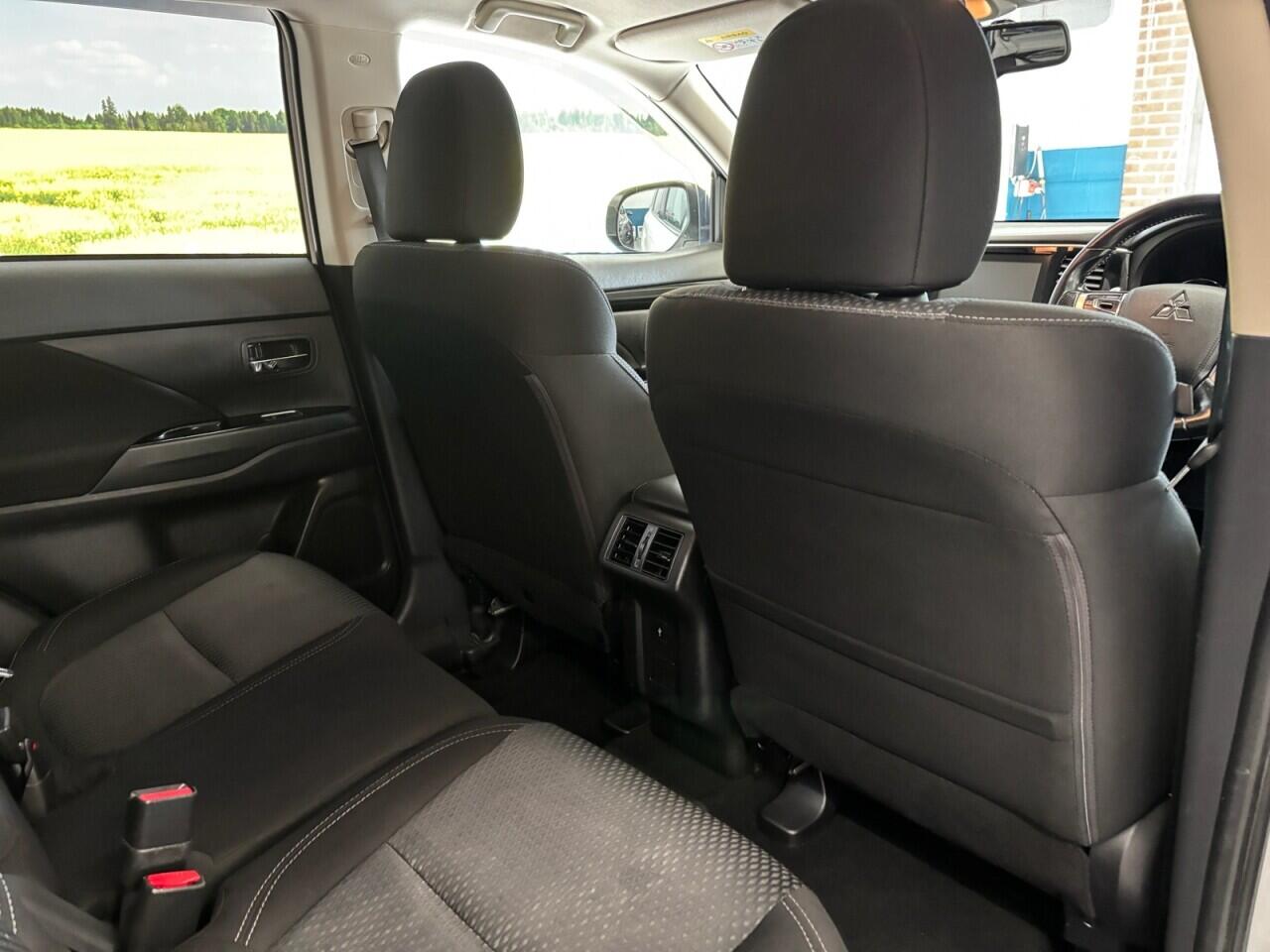 Mitsubishi Outlander view 19
