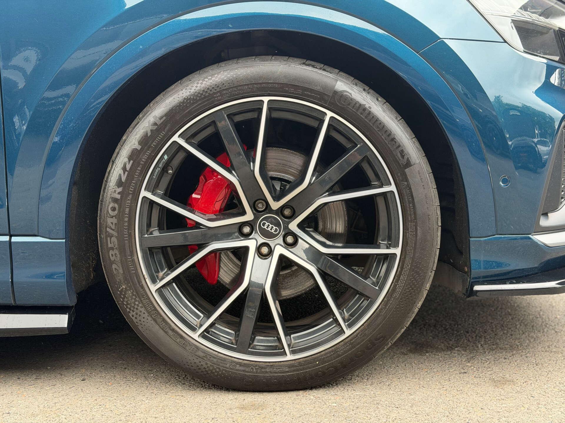 Audi Q8 view 10