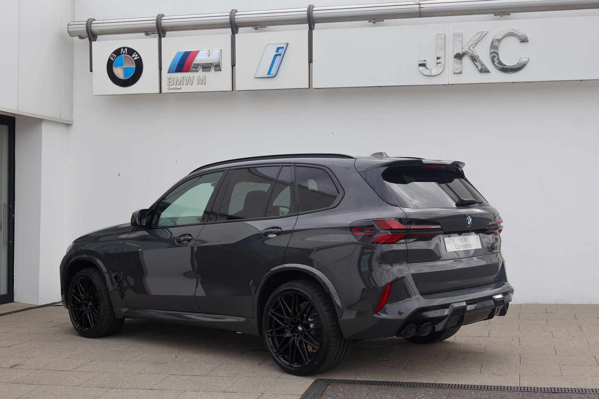 BMW X5 M view 3