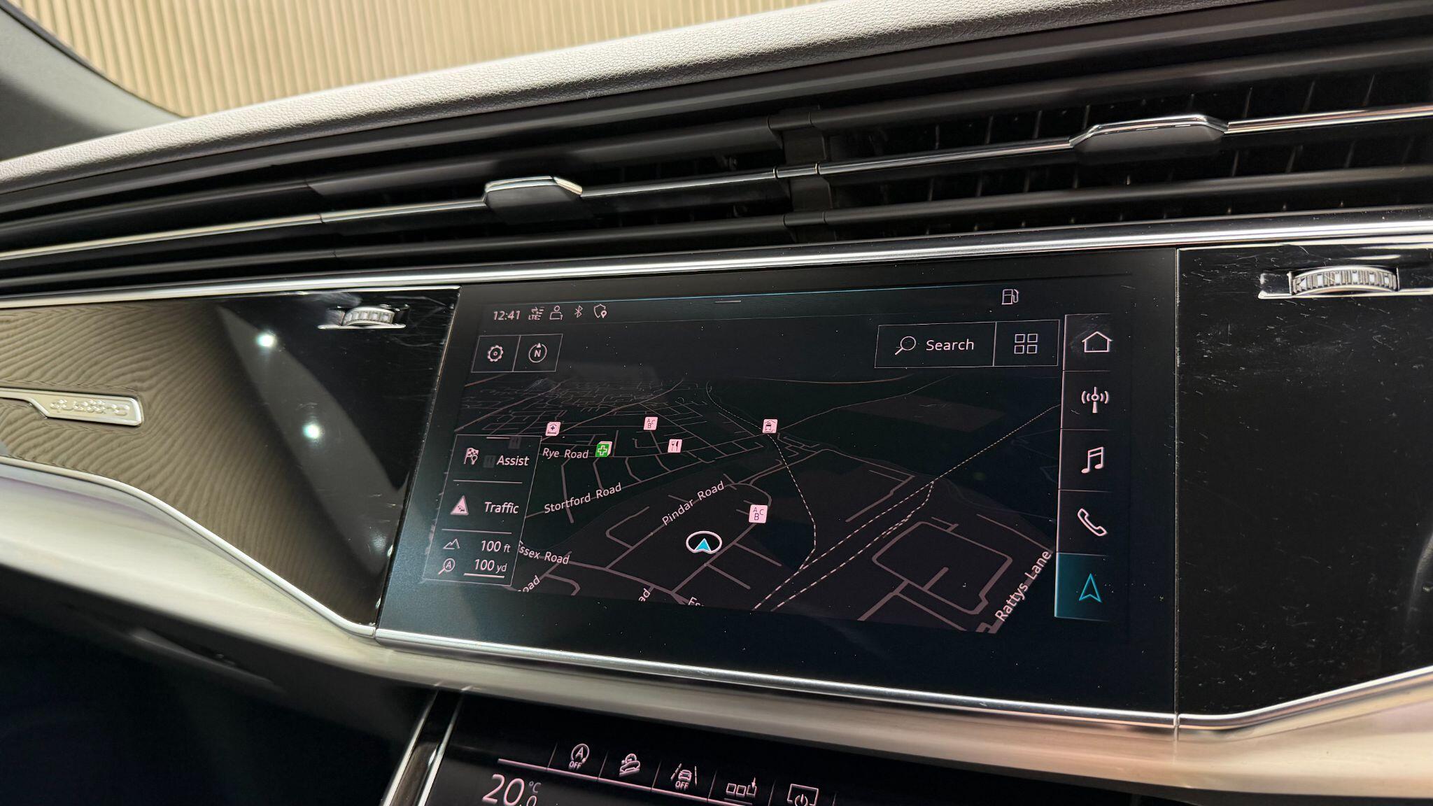 Audi Q8 view 27