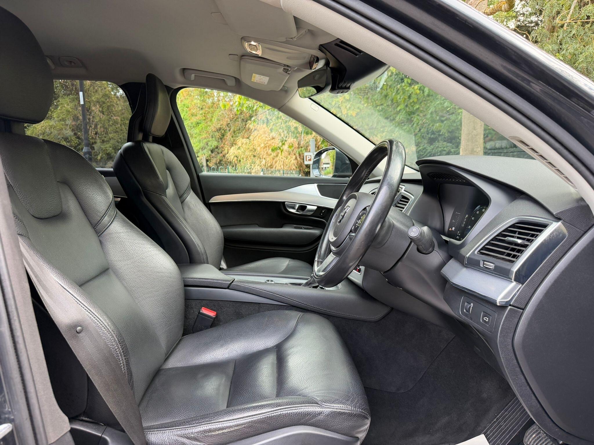 Volvo XC90 view 11
