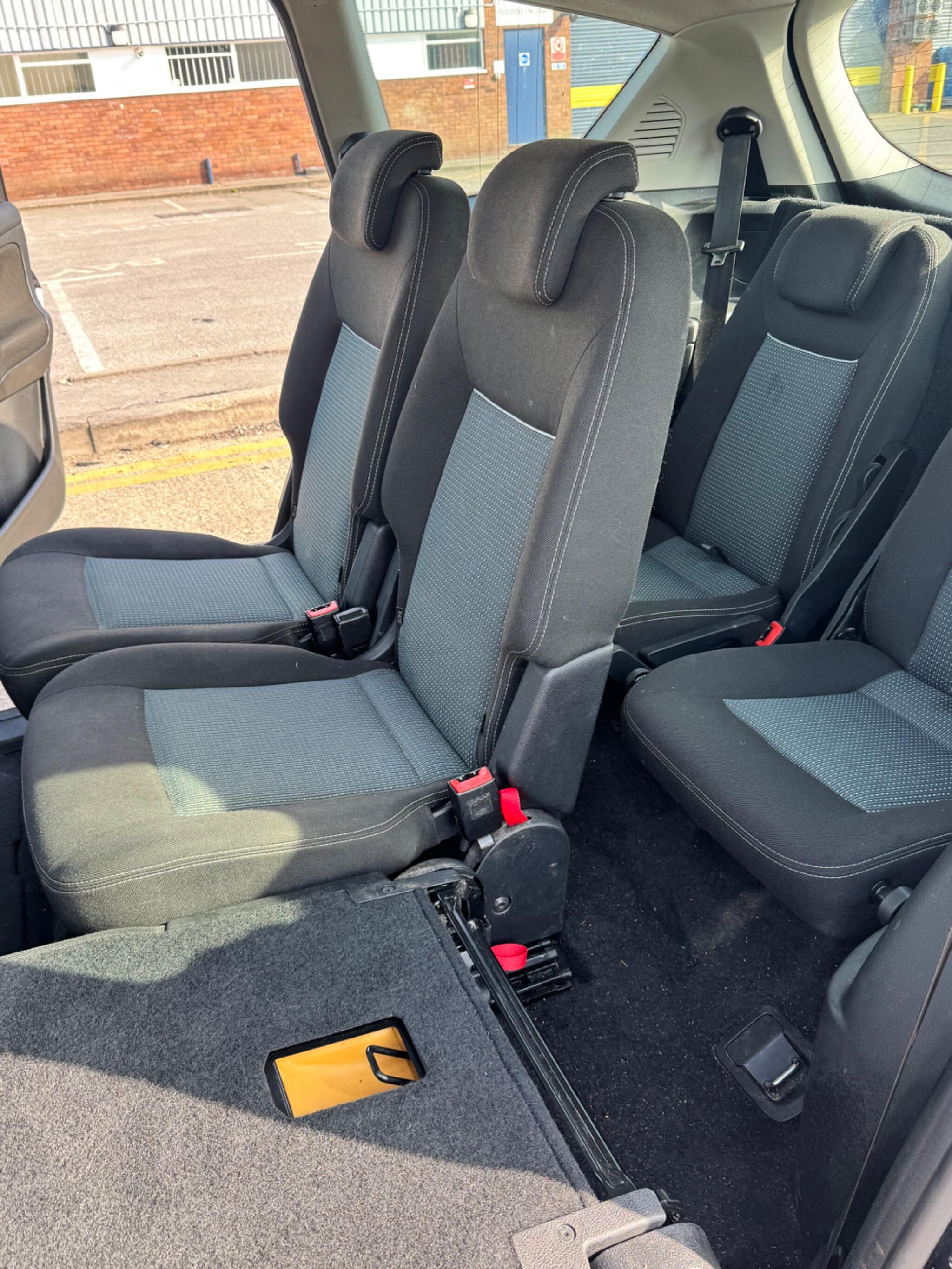 Ford S-Max view 29