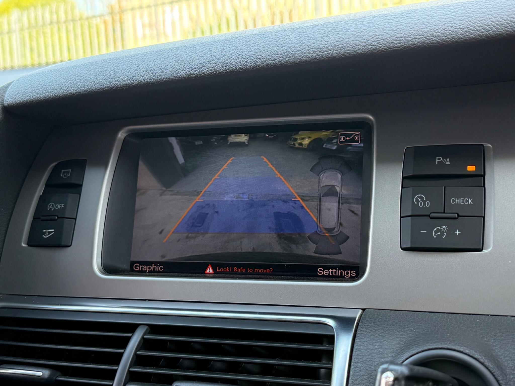 Audi Q7 view 24