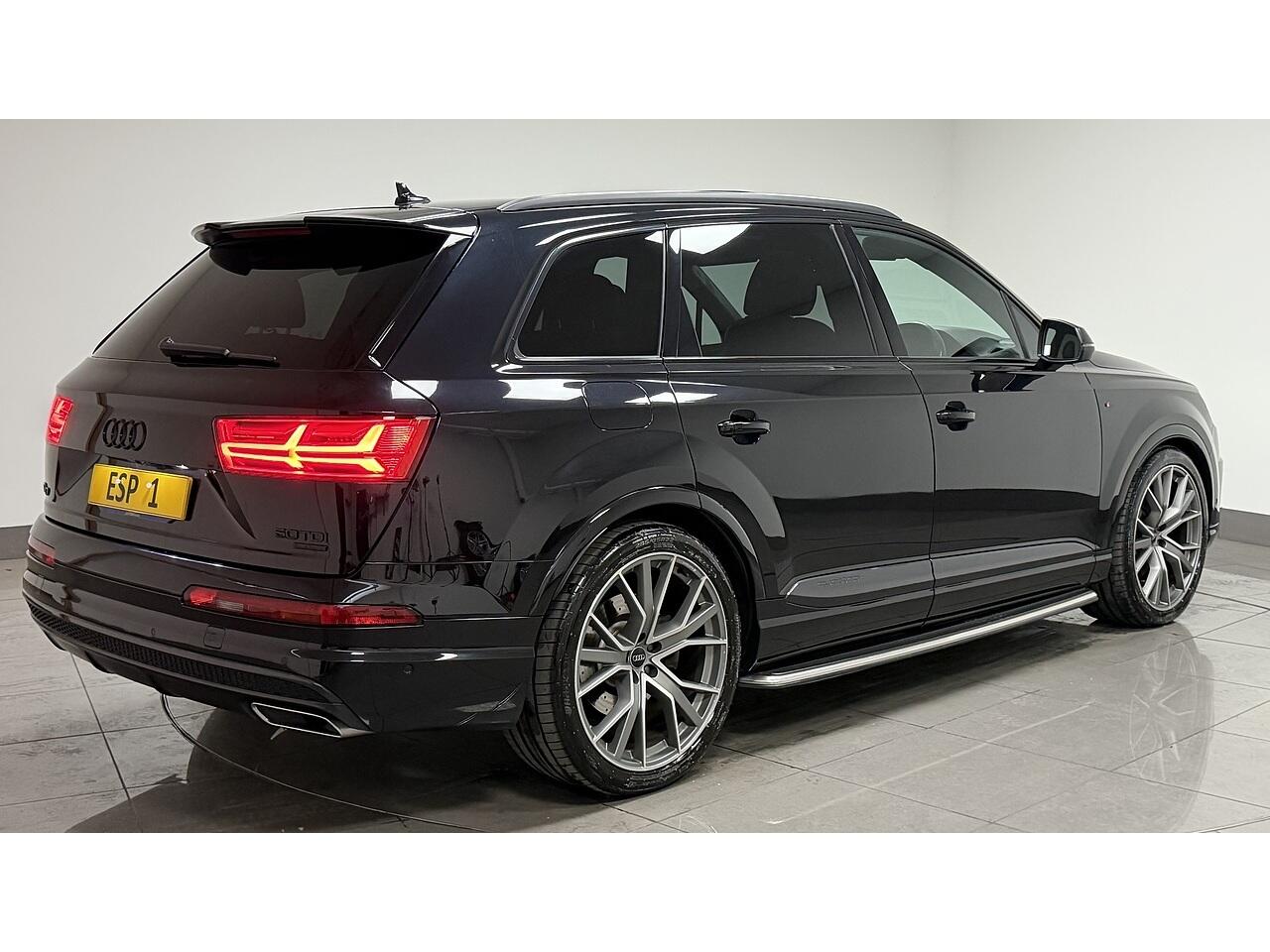 Audi Q7 view 9