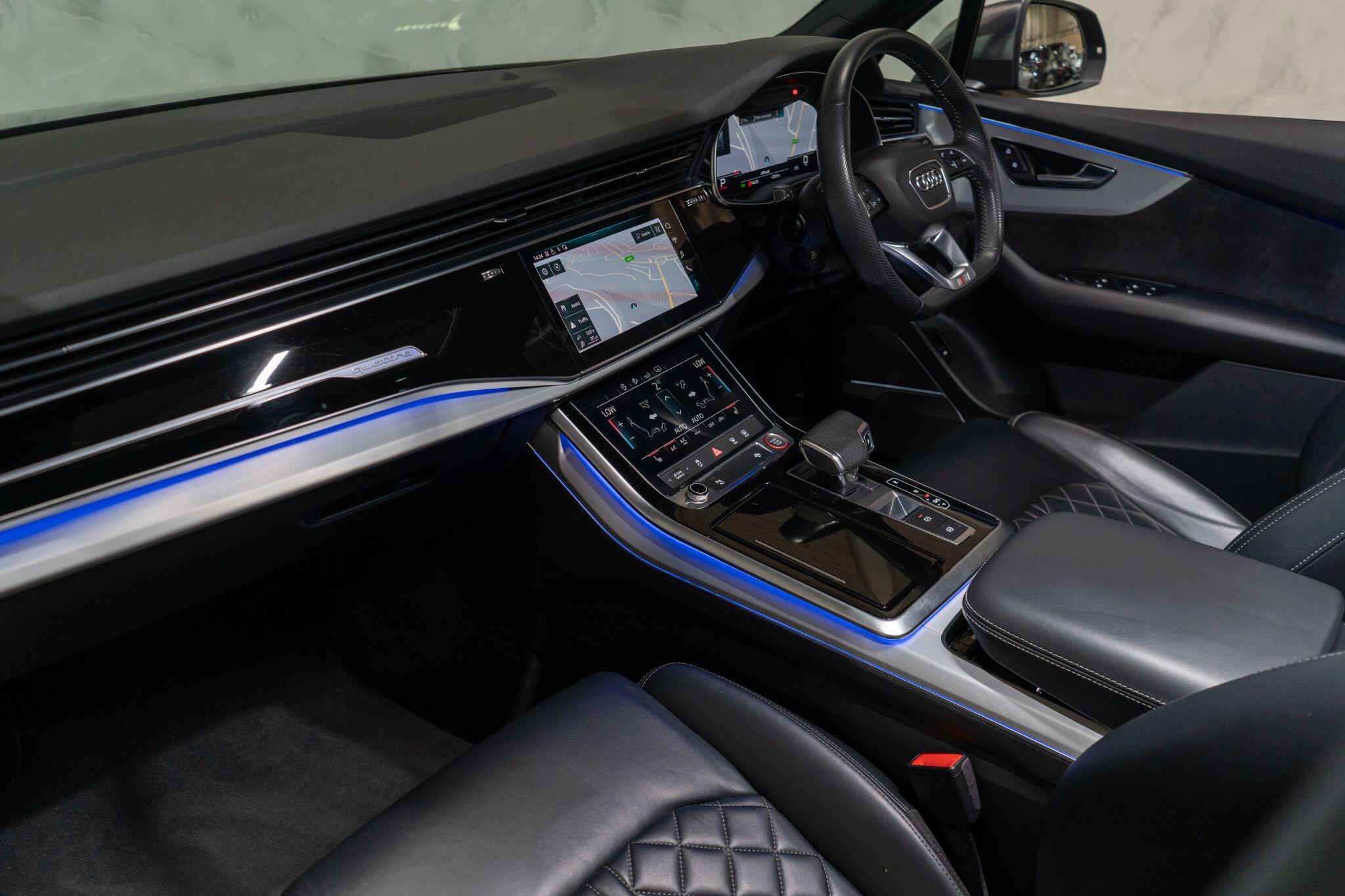 Audi SQ7 view 14