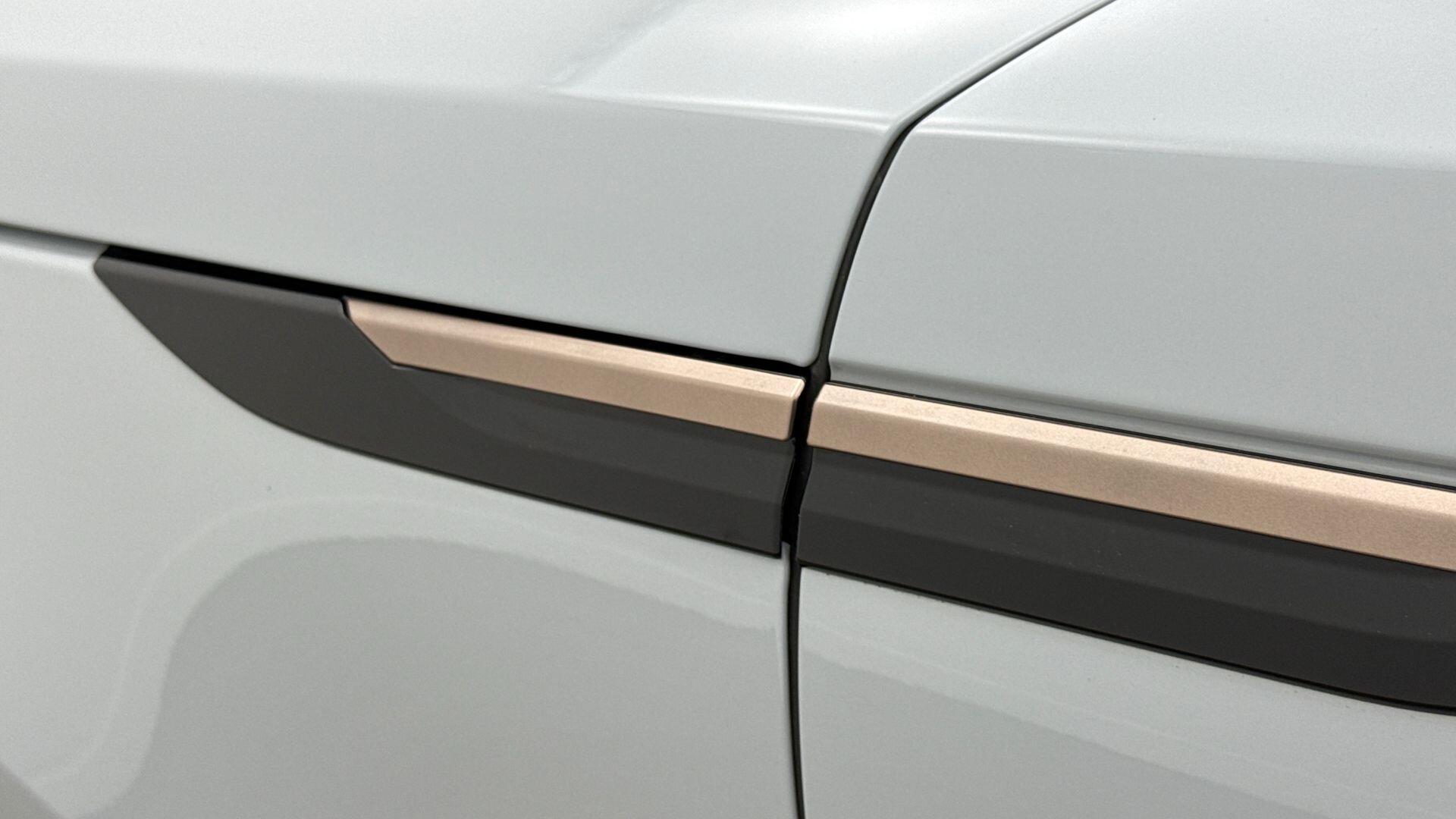 Land Rover Range Rover Velar view 20