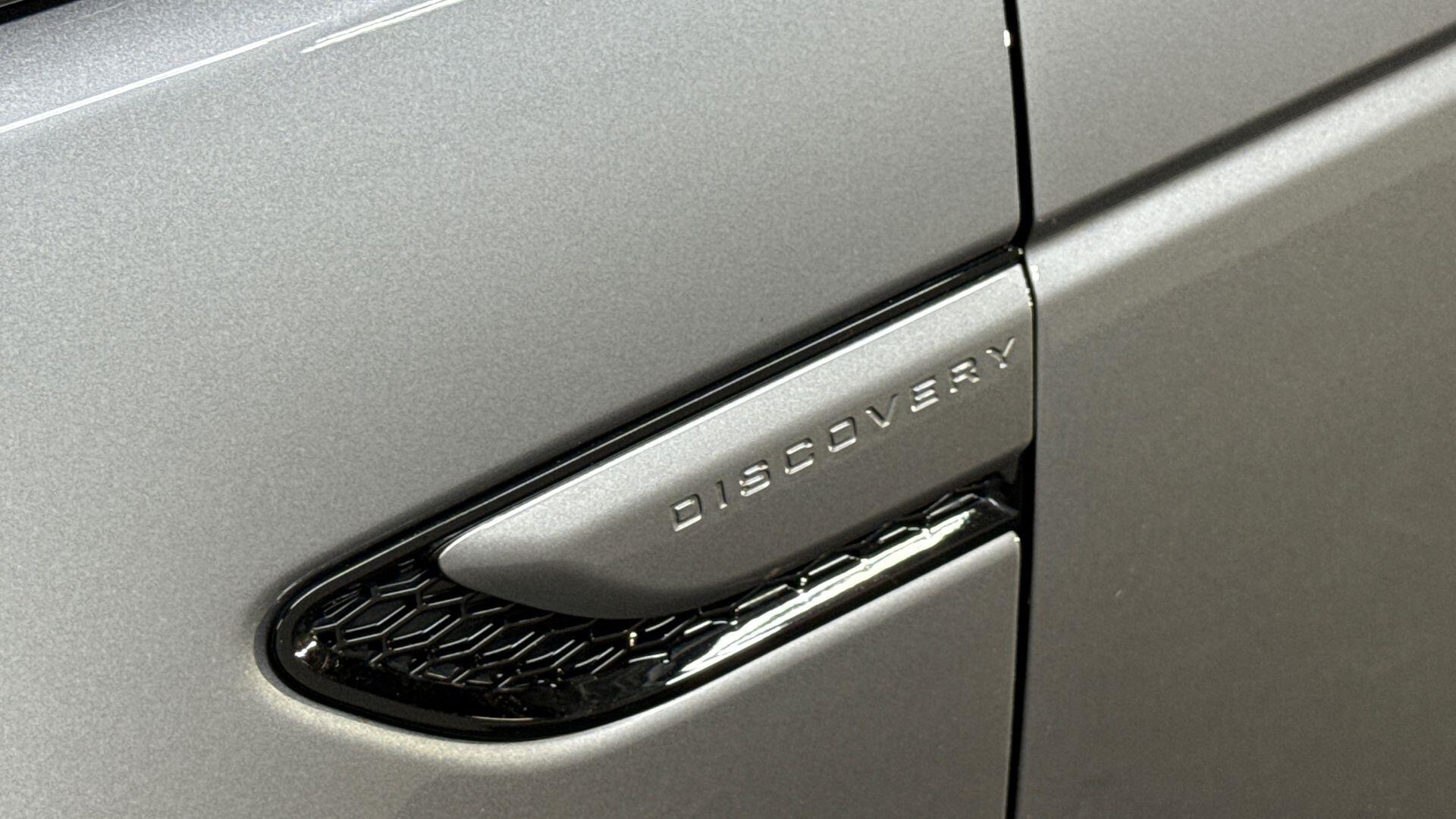 Land Rover Discovery Sport view 20