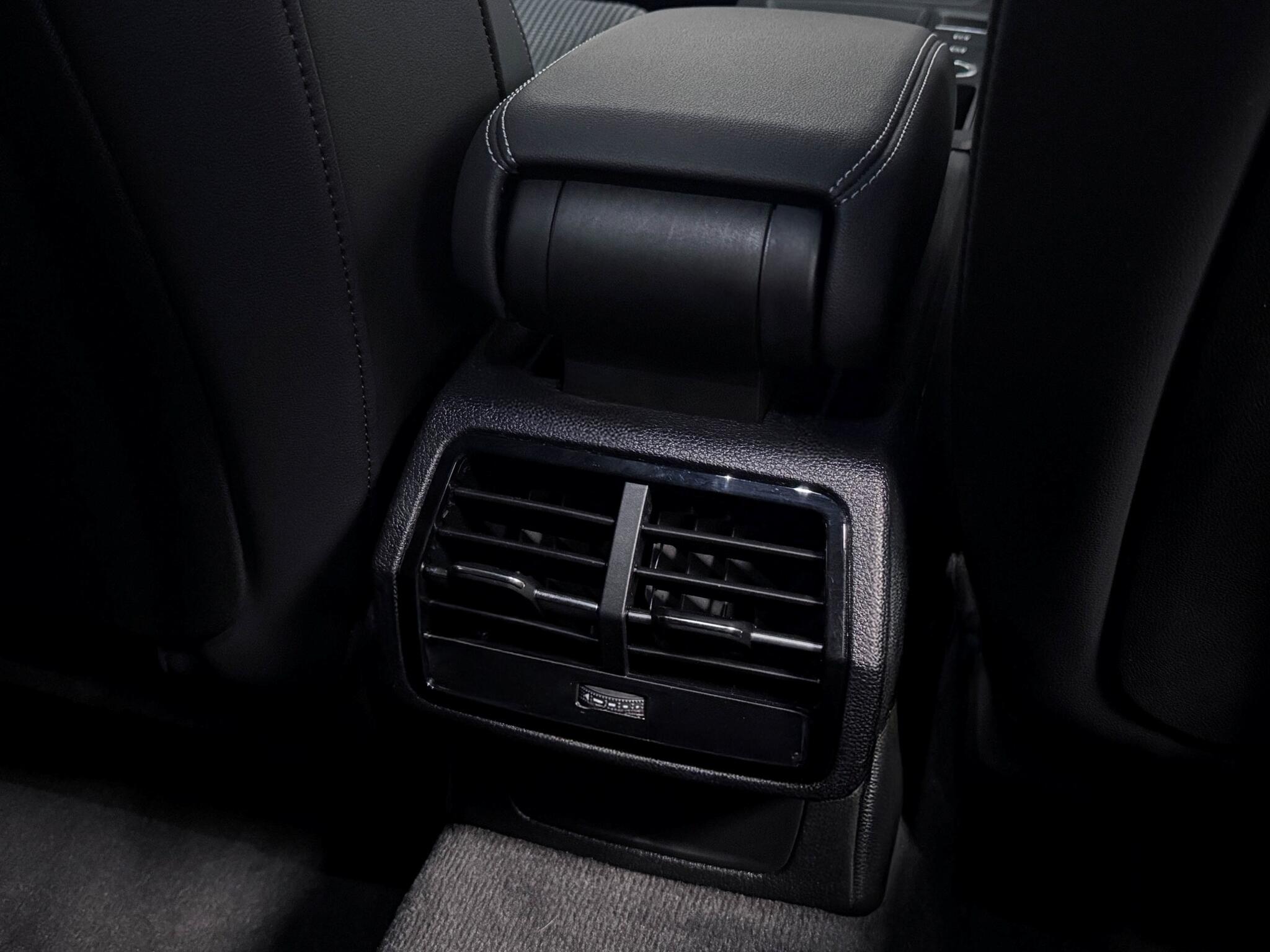 Audi Q3 view 16
