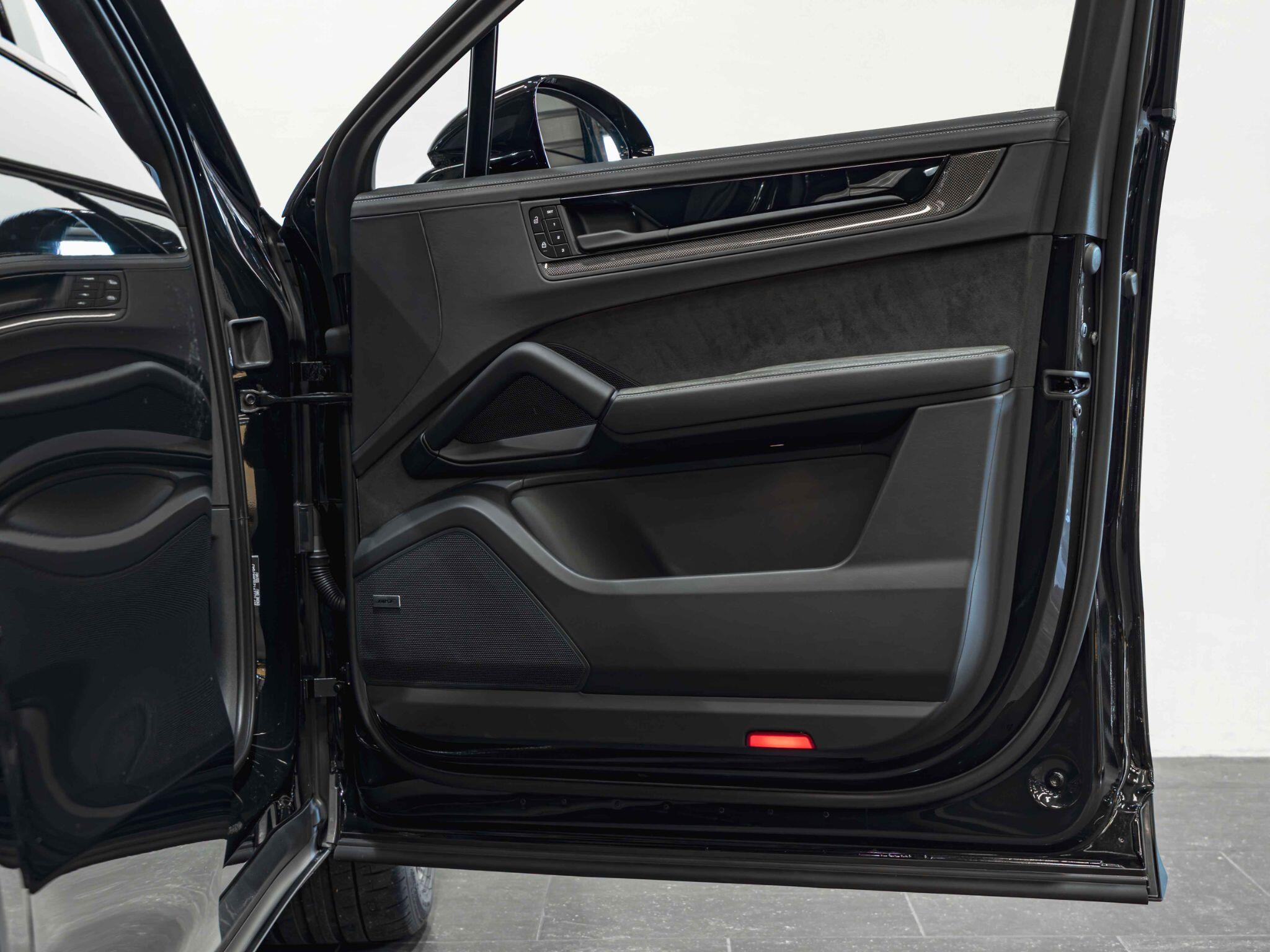 Porsche Cayenne view 27