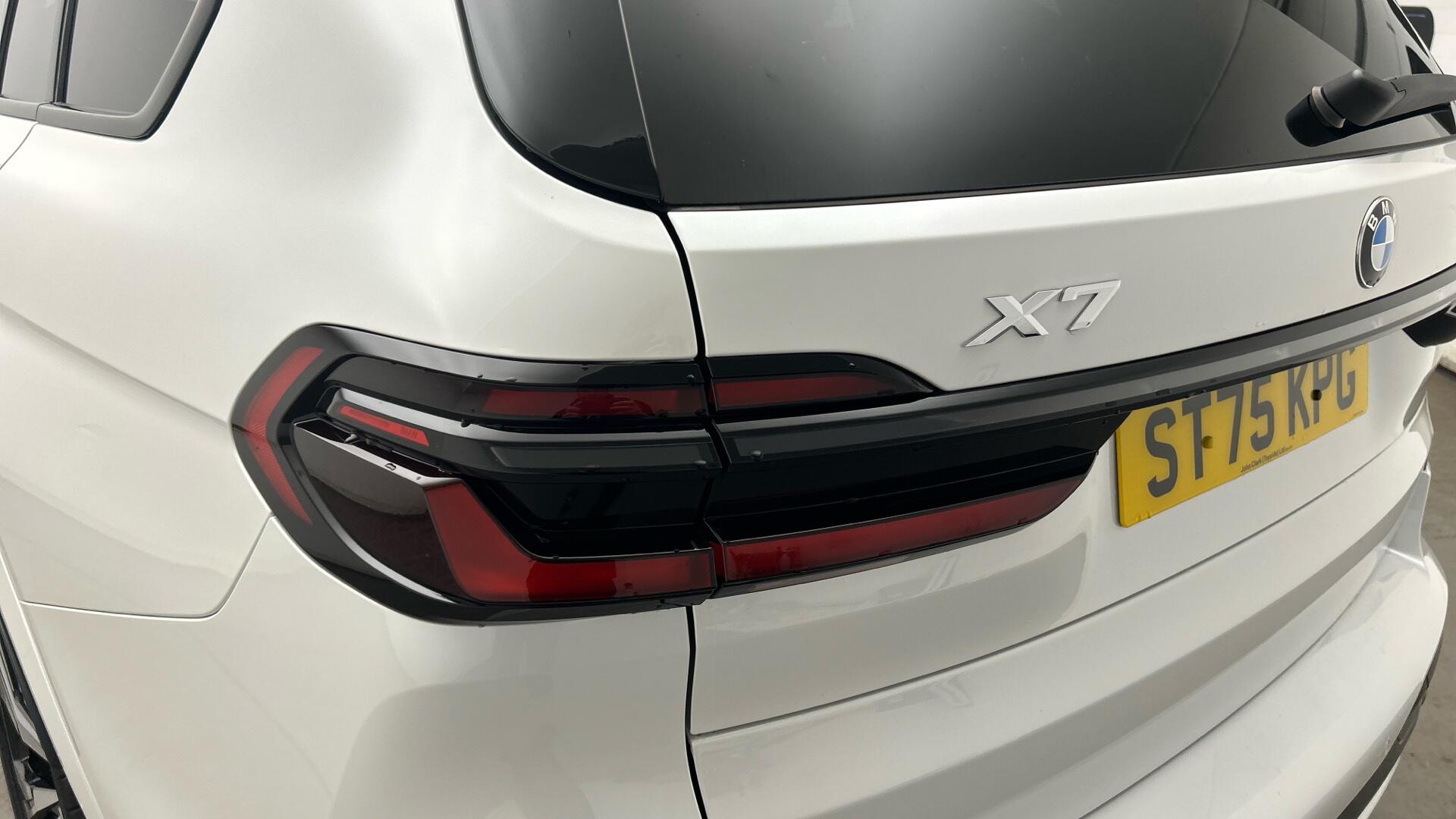 BMW X7 view 22