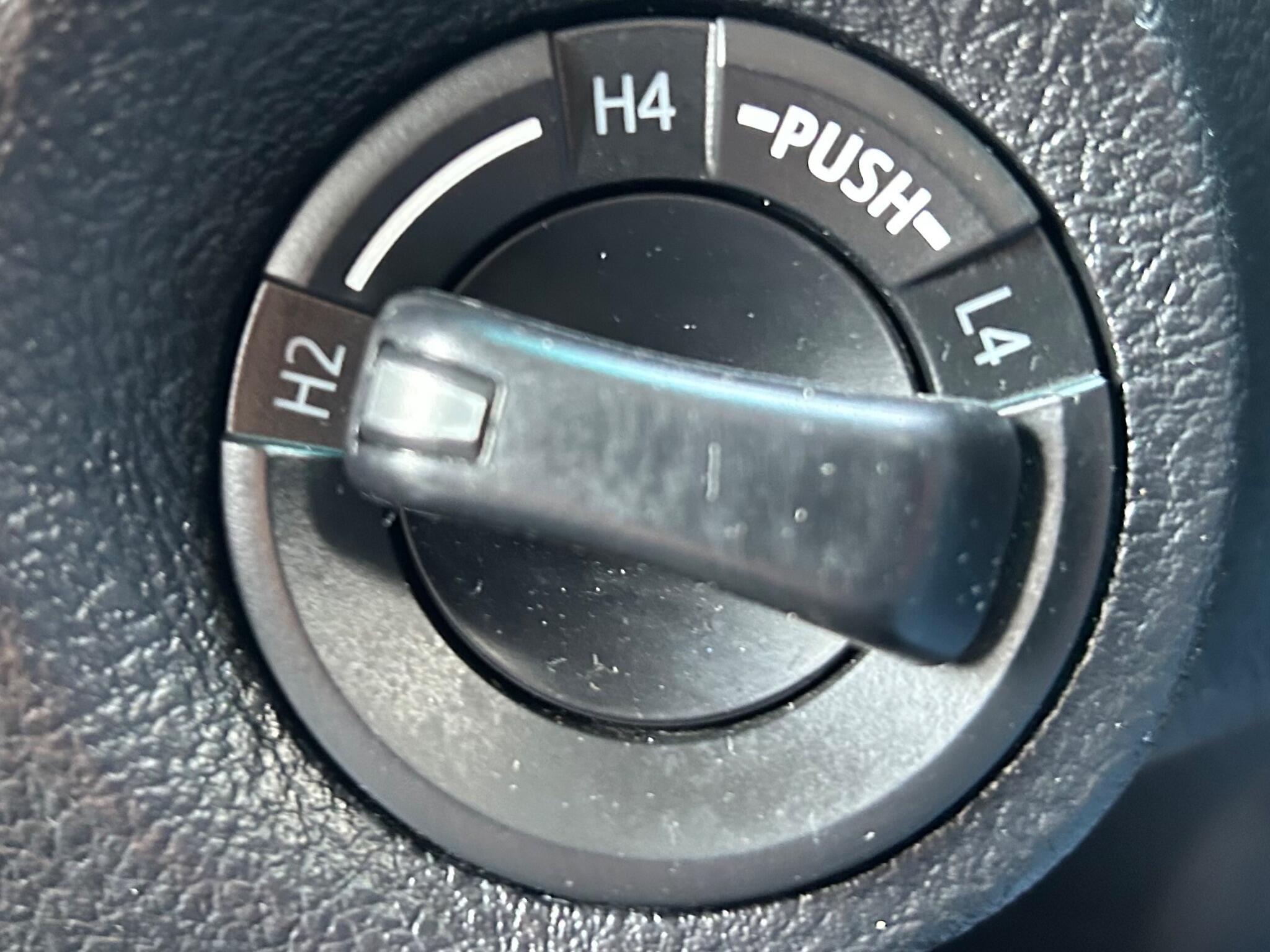 Toyota Hilux view 38