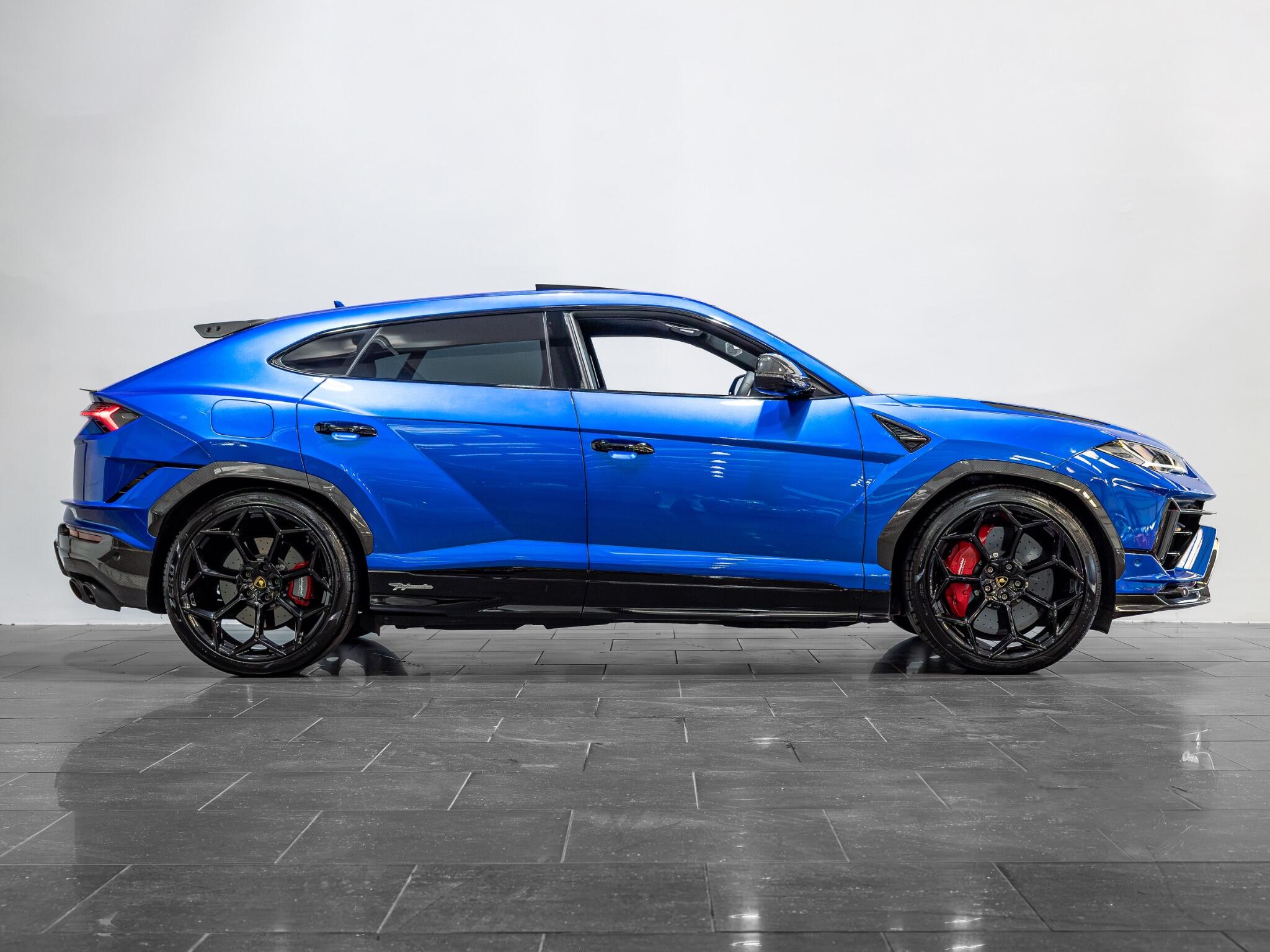 Lamborghini Urus view 7