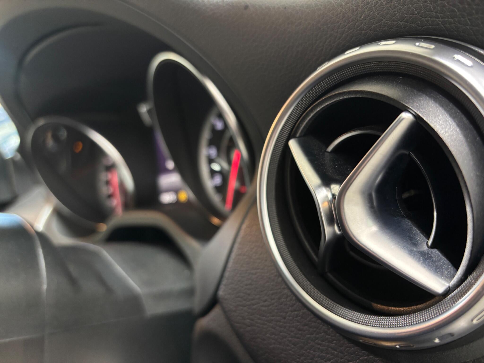 Mercedes-Benz Gla view 32