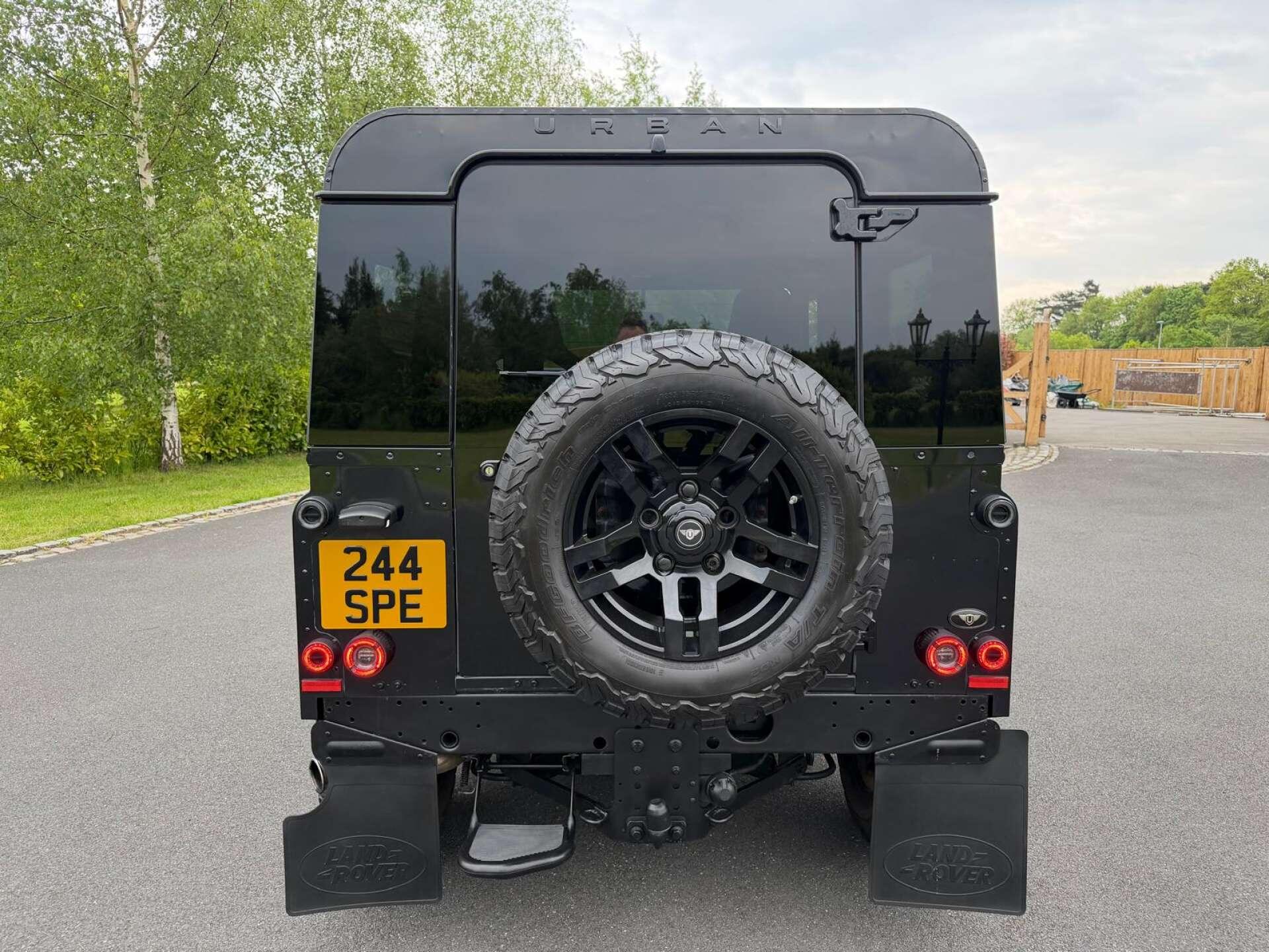 Land Rover Defender 90 view 22