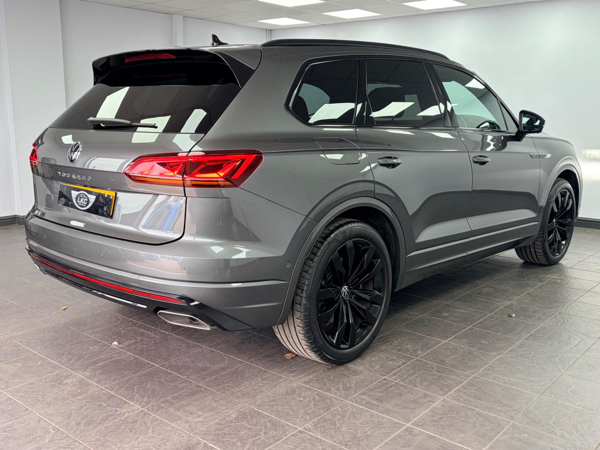 Volkswagen Touareg view 6