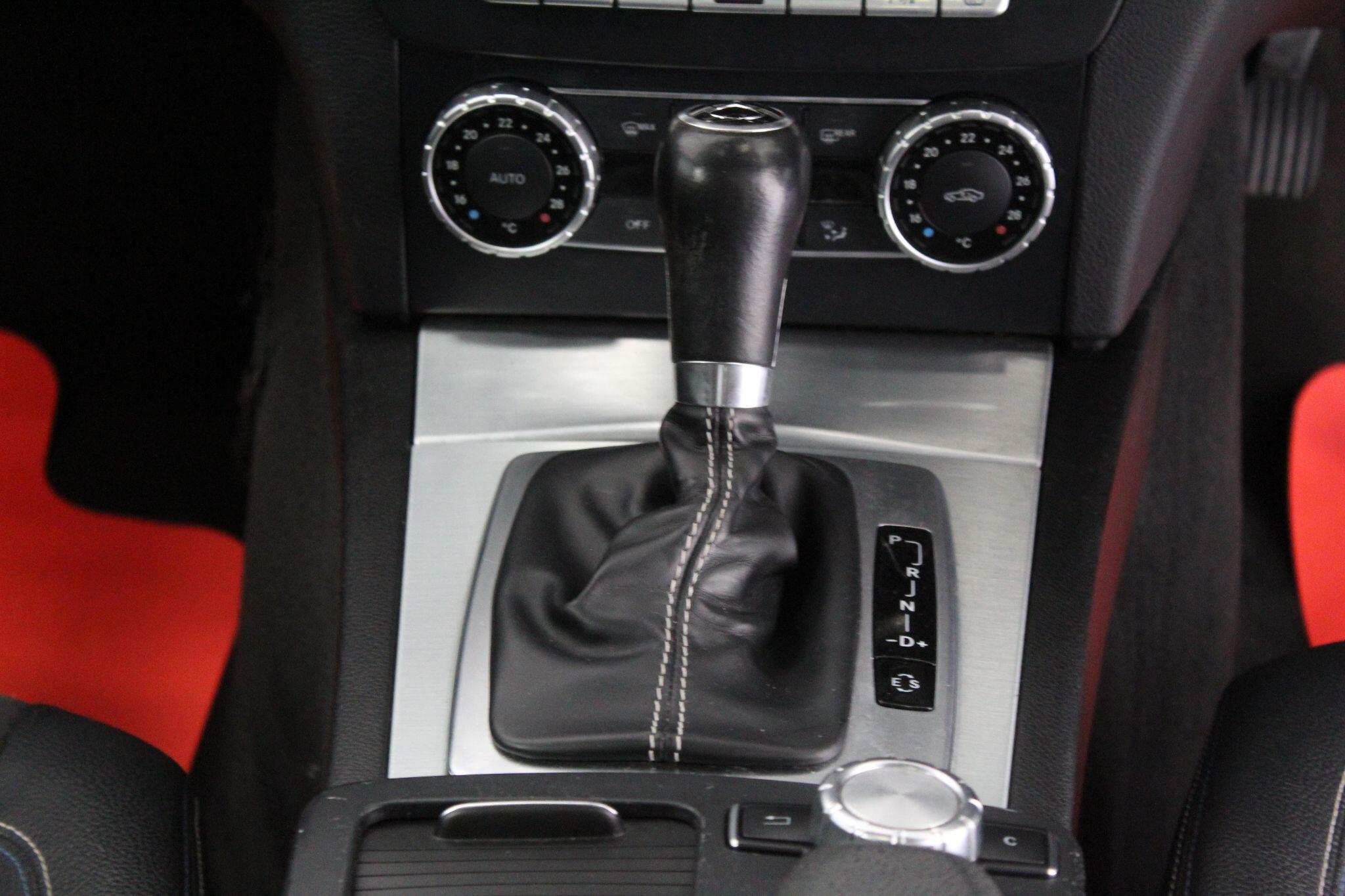 Mercedes-Benz C-Class view 38