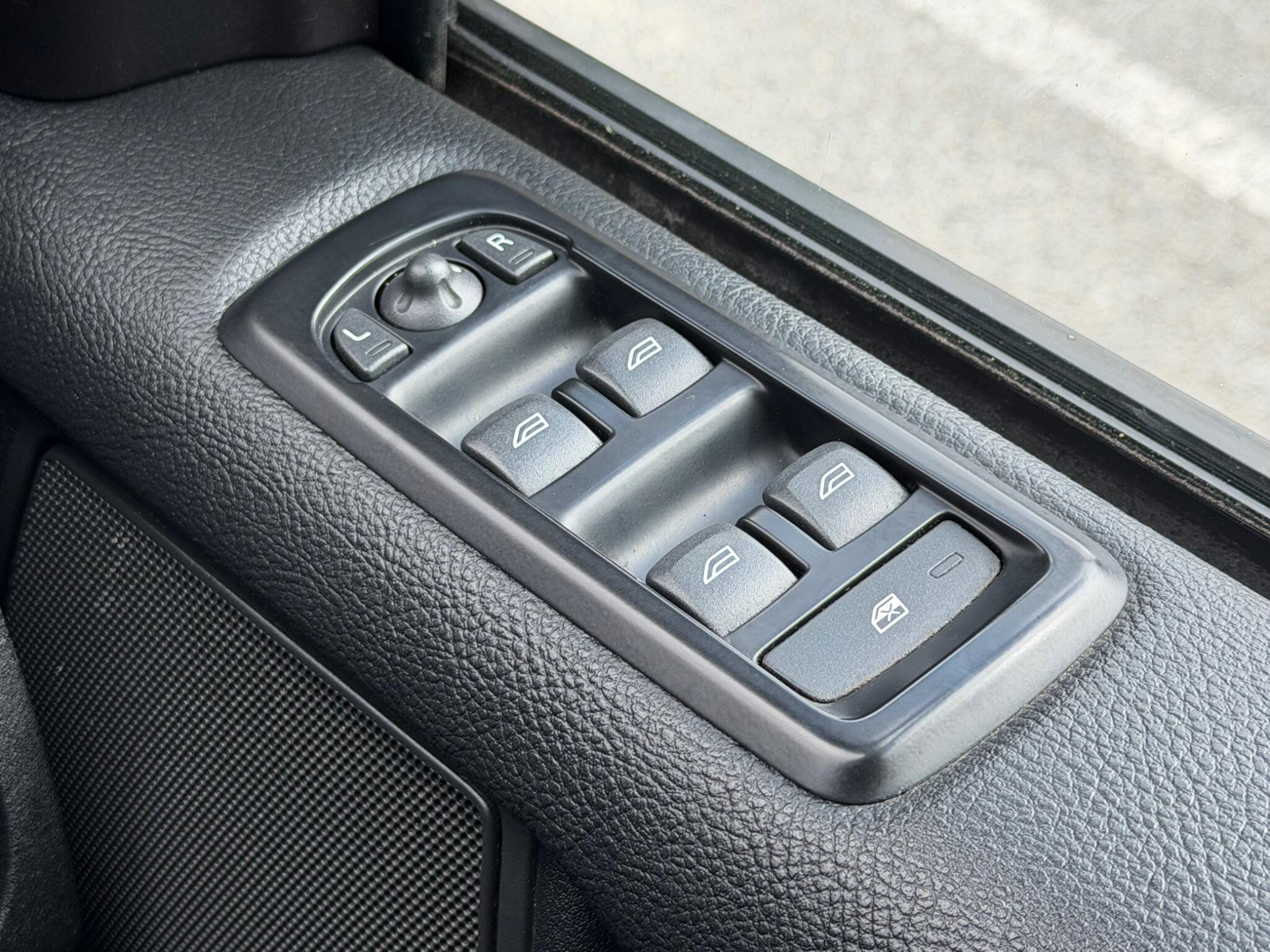 Land Rover Discovery view 40