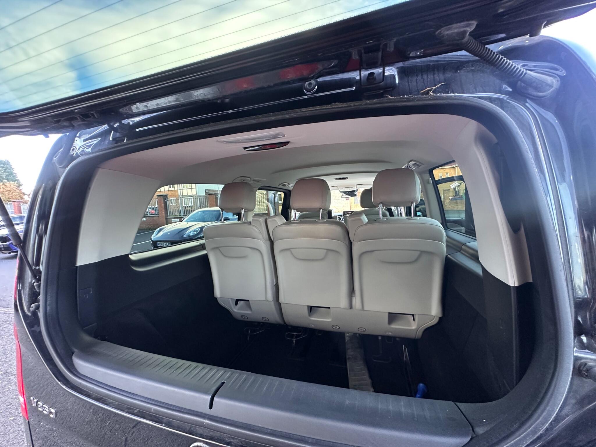 Mercedes-Benz V-Class view 26