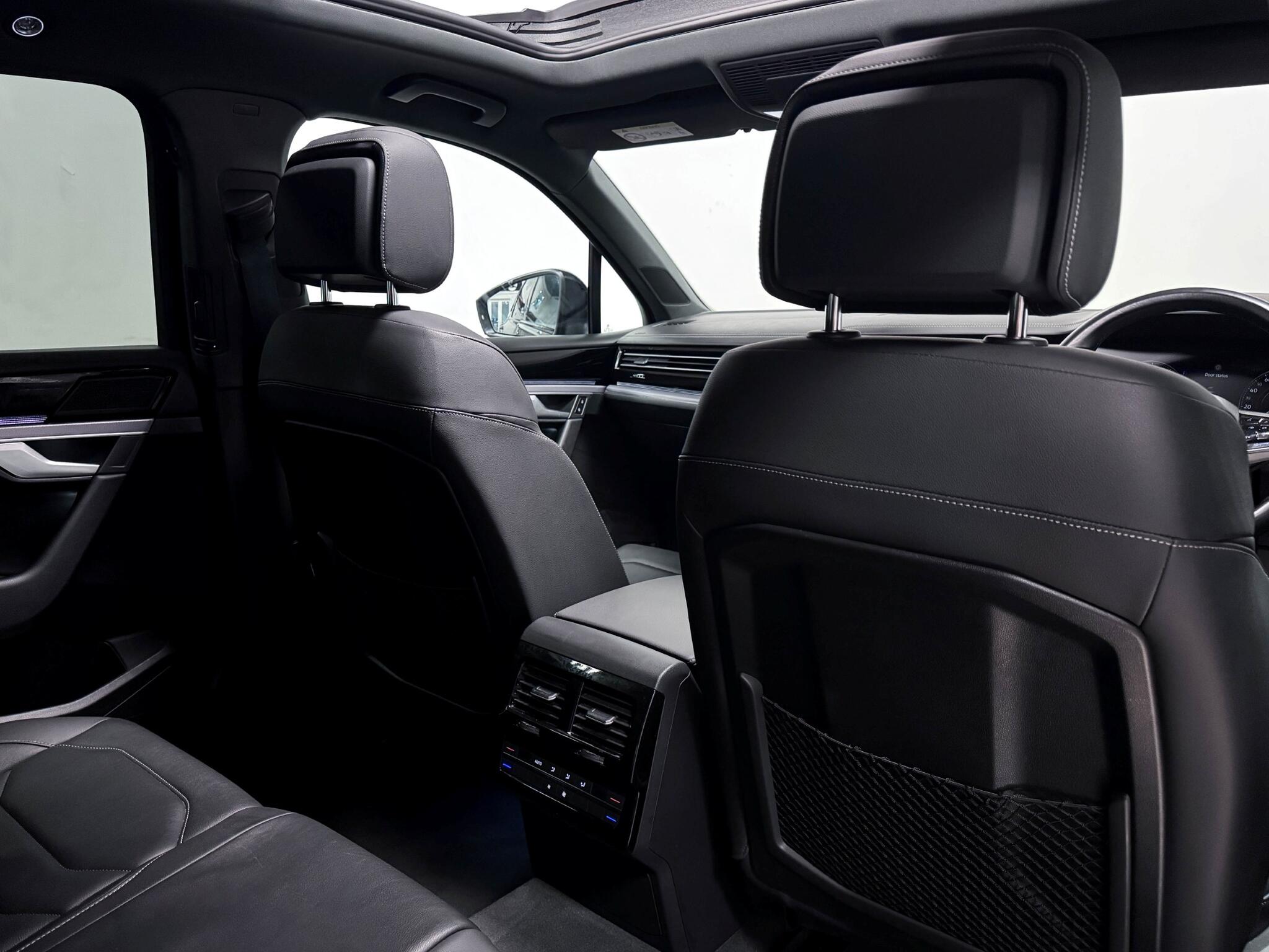 Volkswagen Touareg view 17