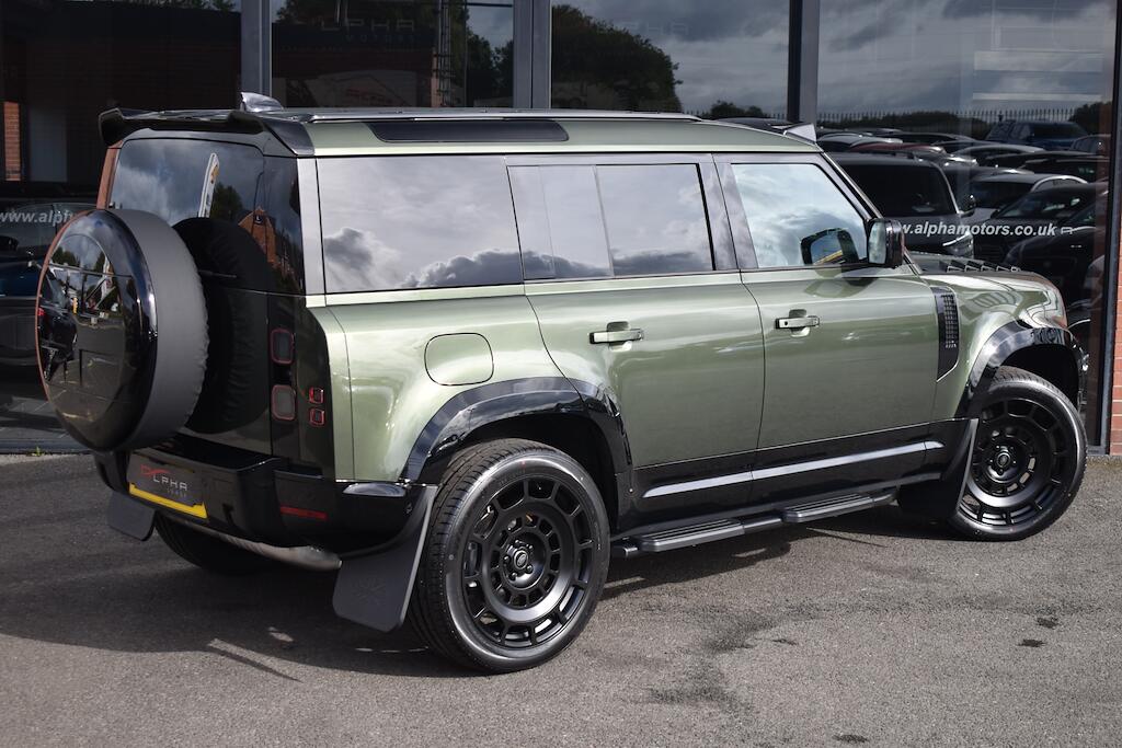 Land Rover Defender 110 view 6
