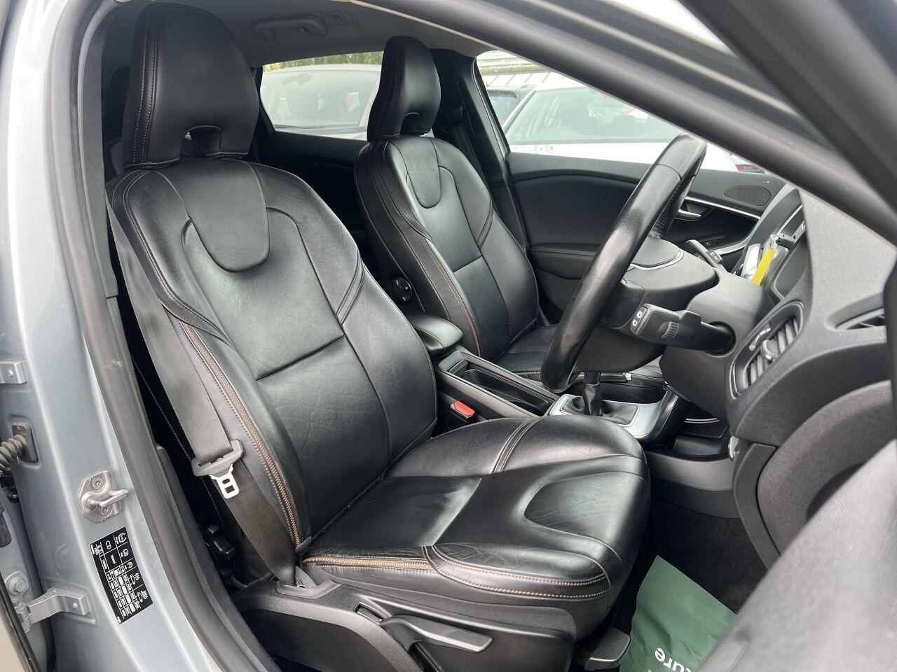 Volvo V40 Cross Country view 16