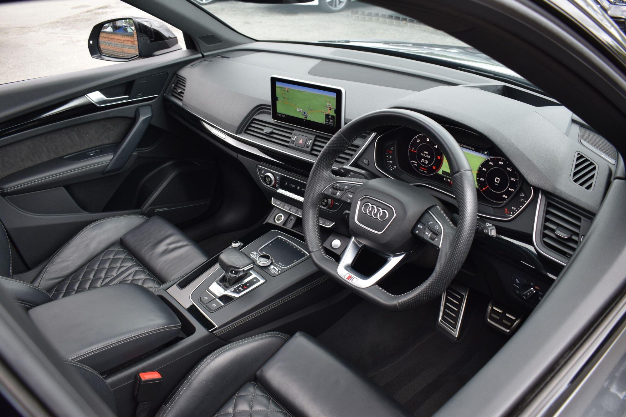 Audi Q5 view 3