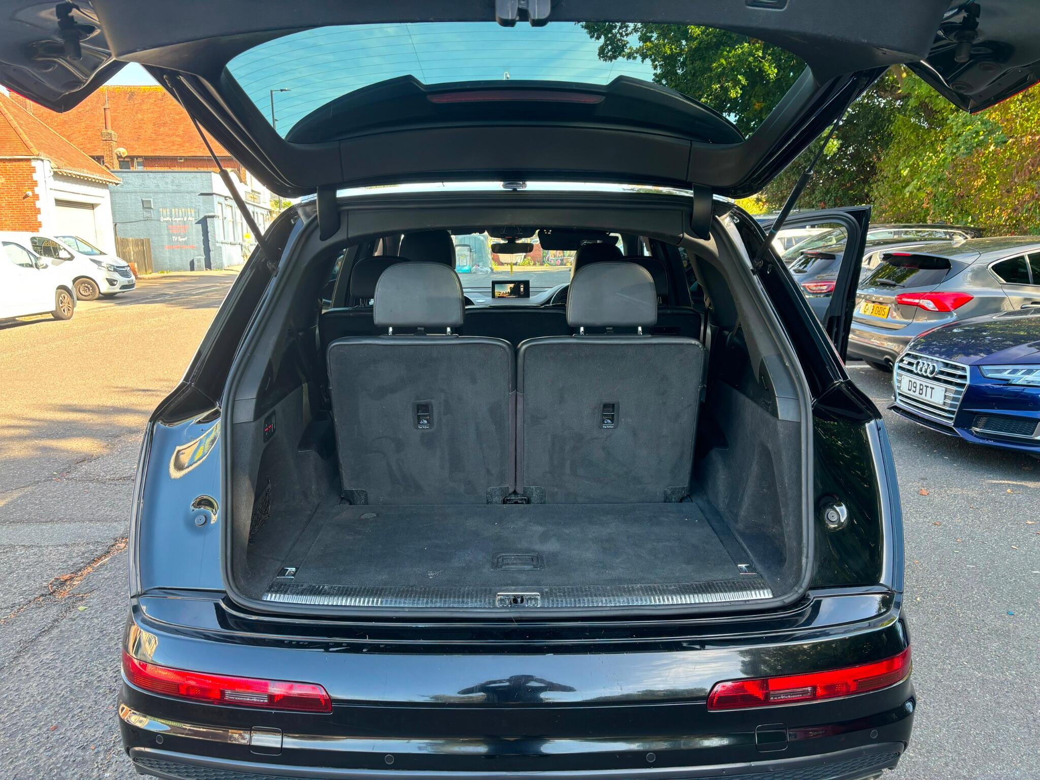 Audi Q7 view 24