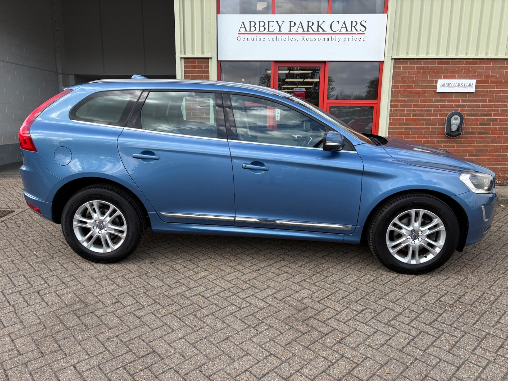 Volvo XC60 view 2
