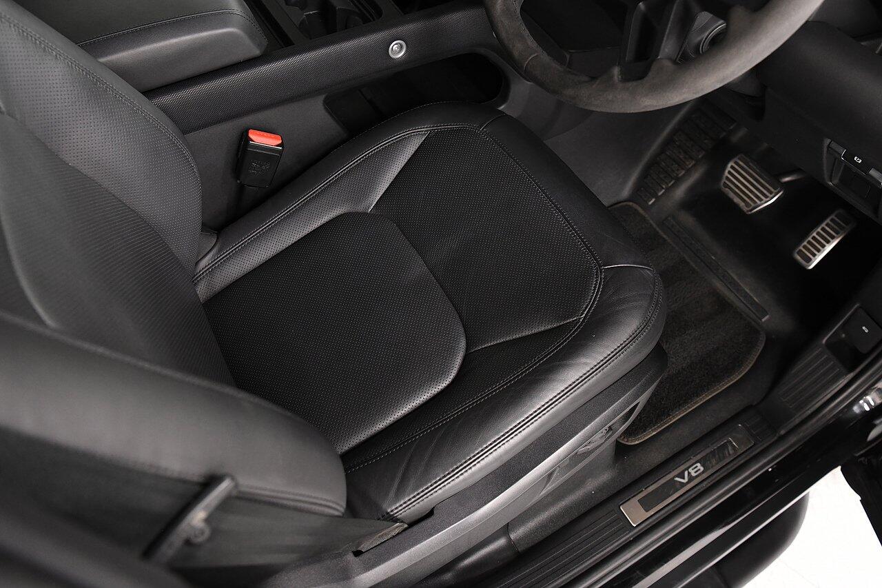 Land Rover Defender view 9