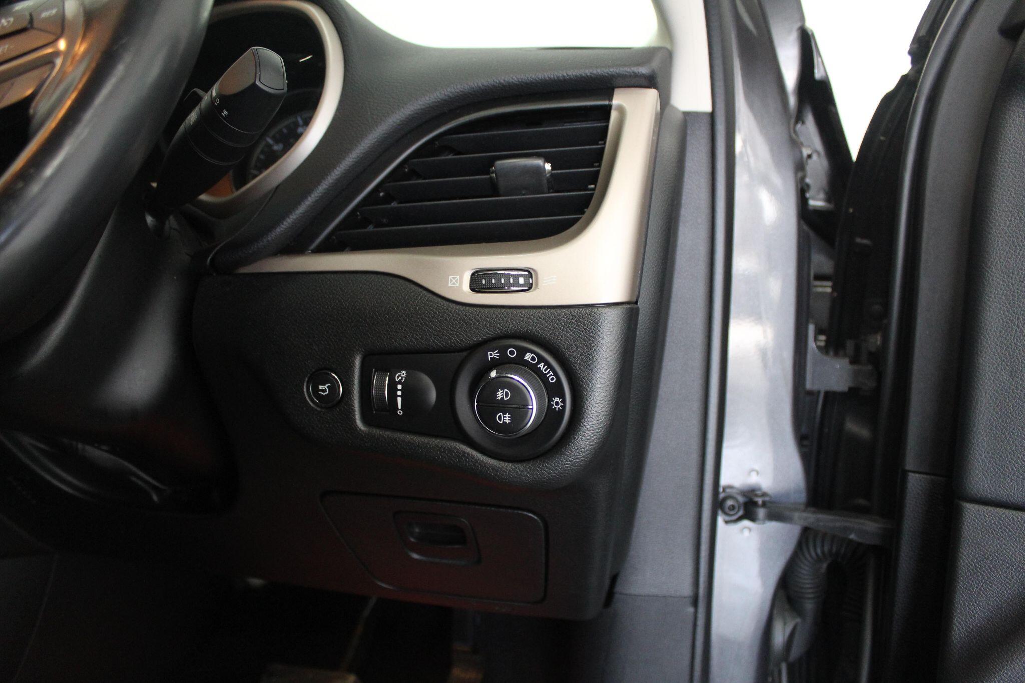 Jeep Cherokee view 46