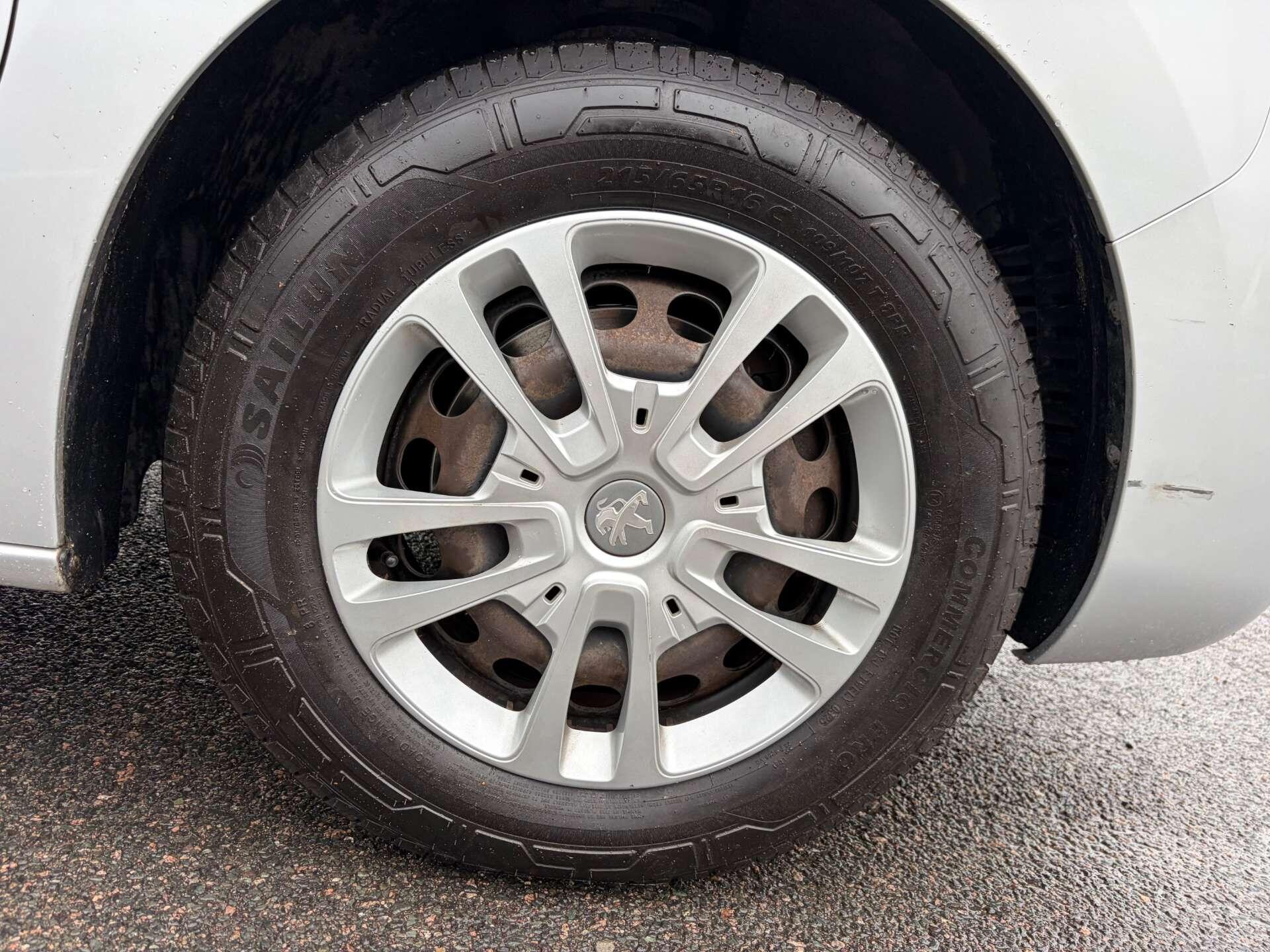 Peugeot Traveller view 12