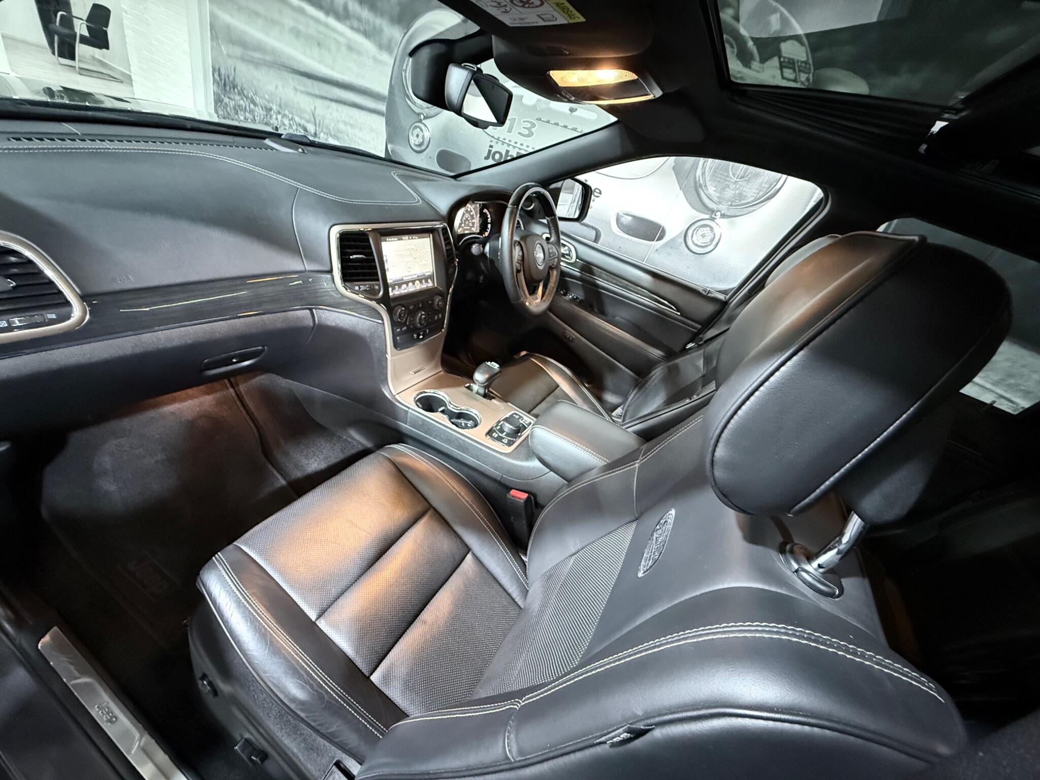 Jeep Grand Cherokee view 2