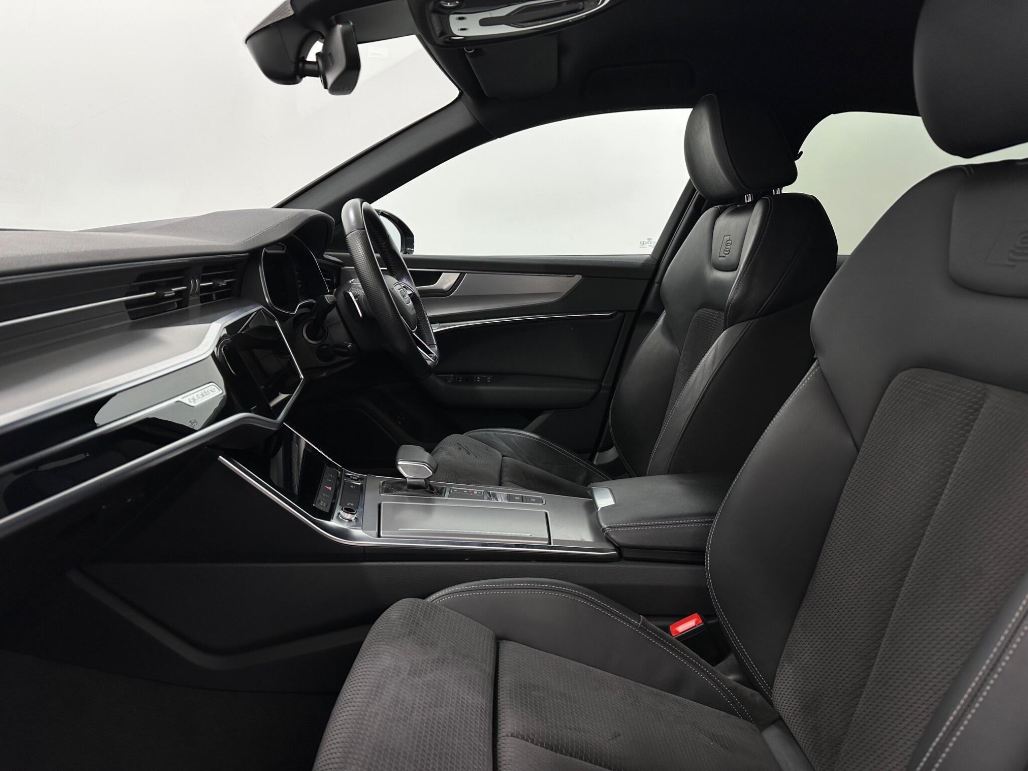 Audi A6 Saloon view 35