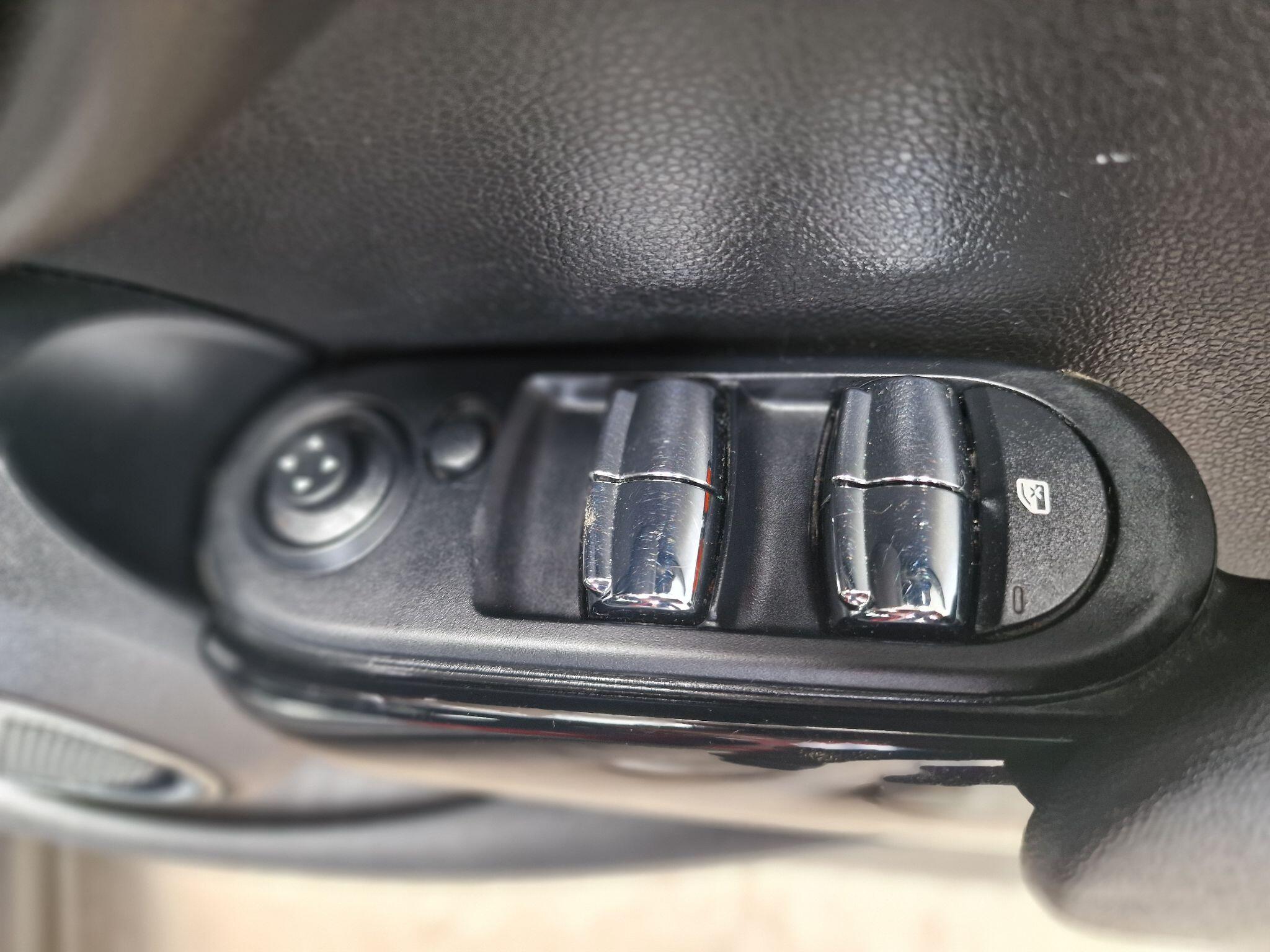 2015 MINI Hatch image 18